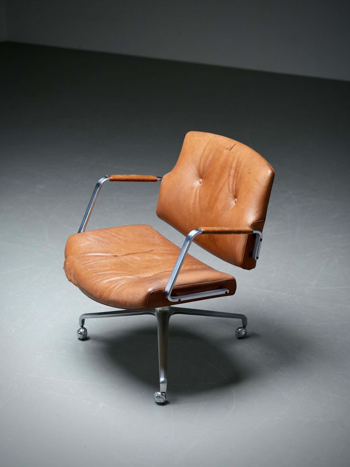 Meubels Fk84 Bureaustoelen Door Fabricius En Kastholm In Cognackleurig Leer, Denemarken, Jaren 1960 photo