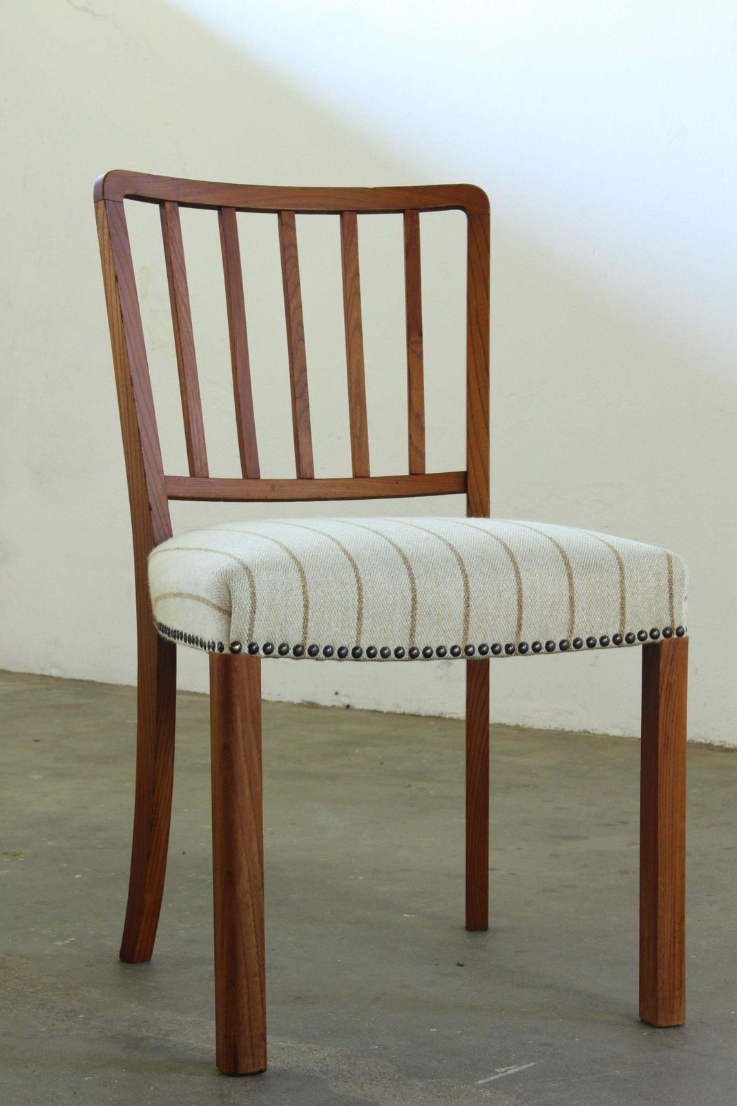photo for sale Vintage Deense Mid Century Modern Eetkamerstoelen, Ca. Jaren 1940, In De Stijl Van Fritz Hansen