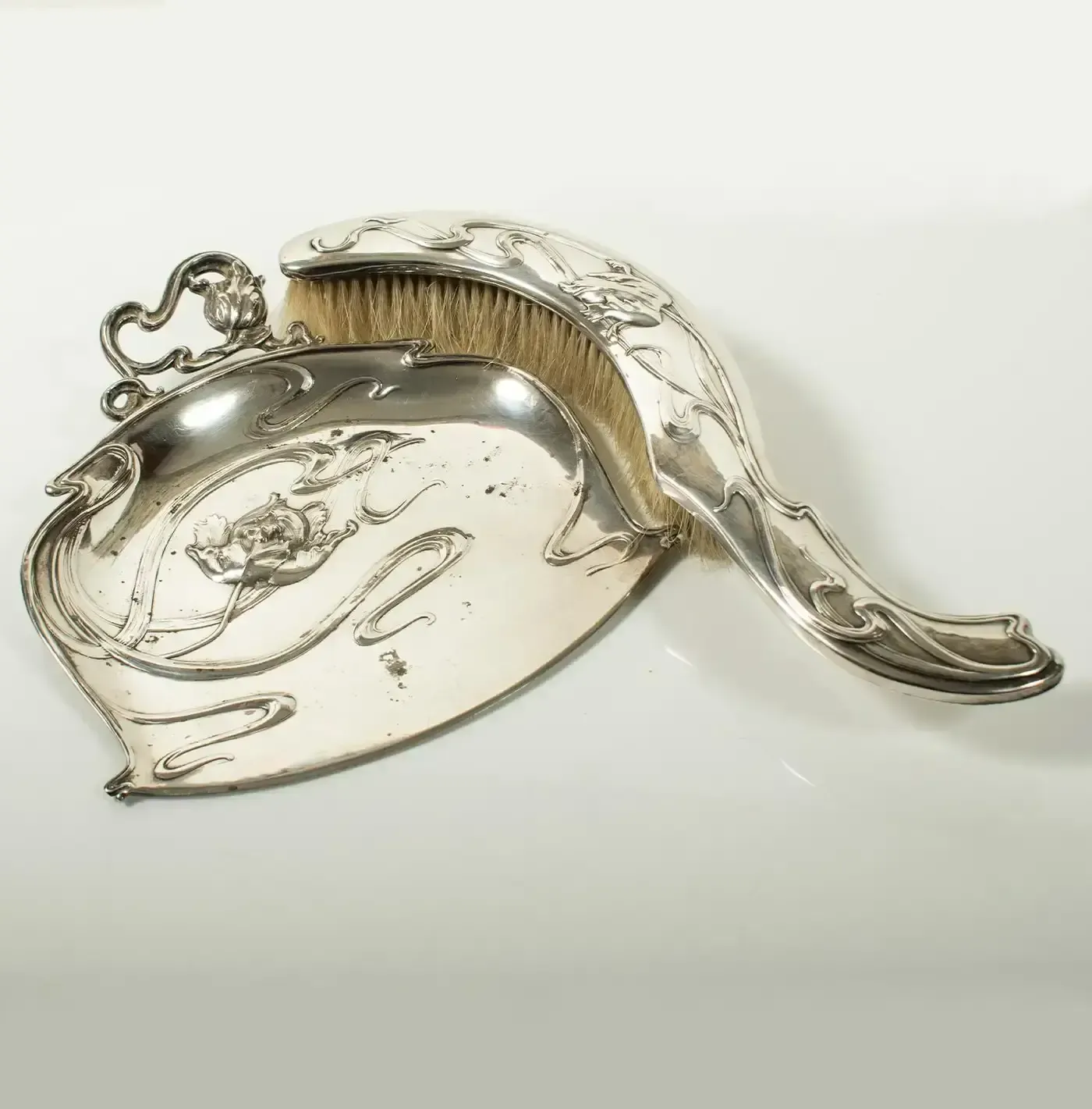 Ensemble balayette et ramasse-miettes Art Nouveau en métal argenté, par Victor Saglier photo furniture