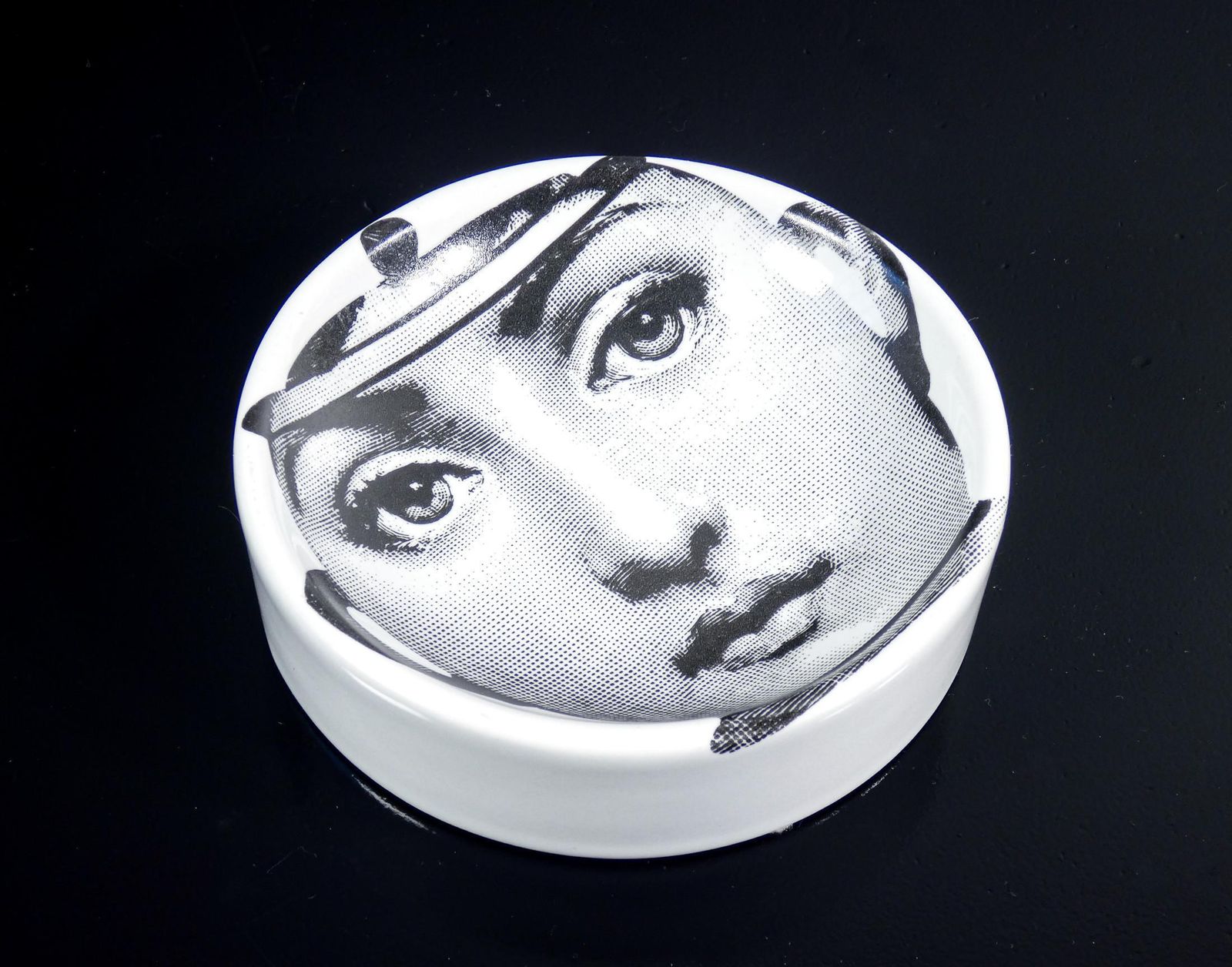 Ashtray, Saucer Emptier, Design Piero Fornasetti. Italy, 70s photo furniture