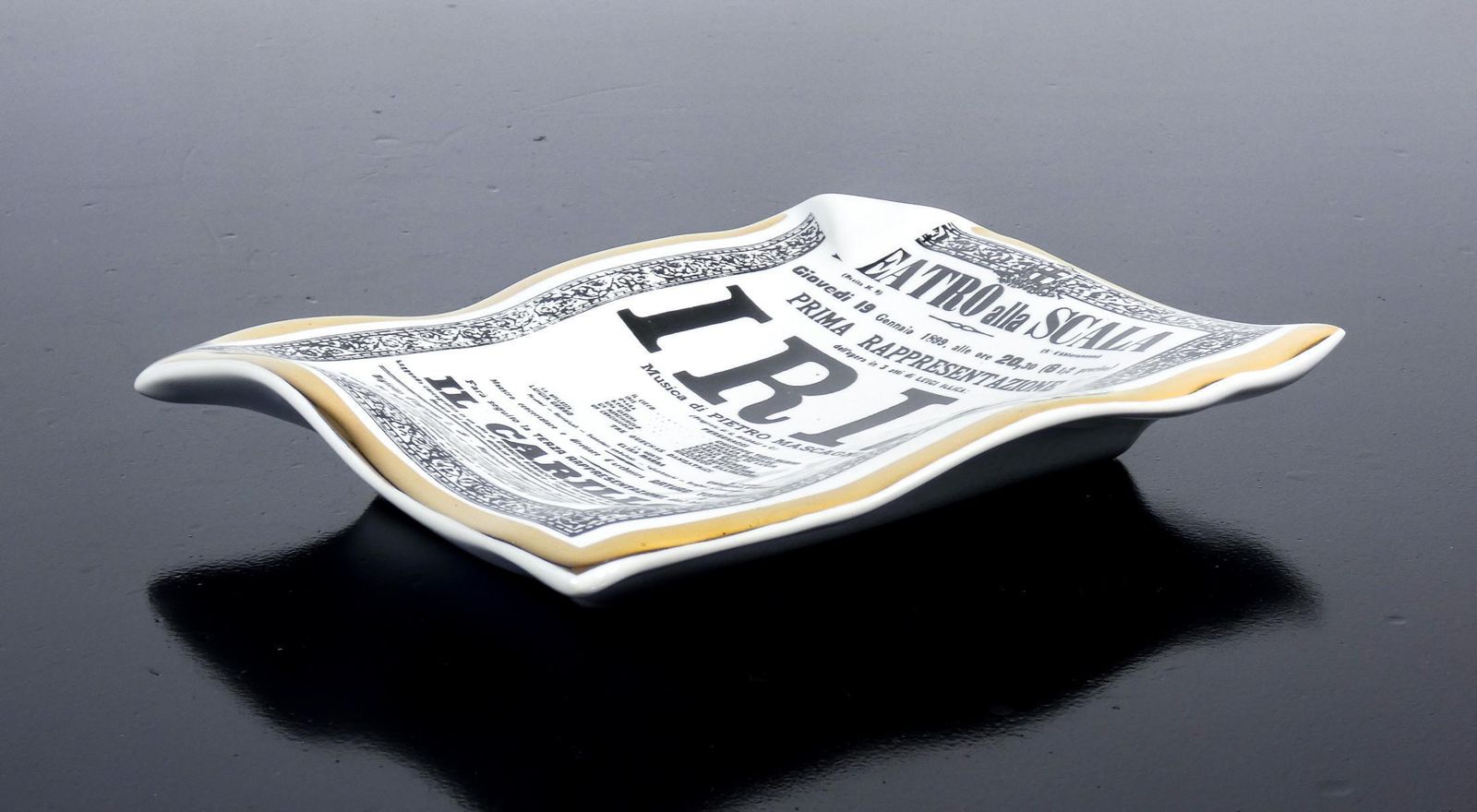 Fornasetti Design Ashtray Saucer, Iris, Pietro Mascagni. Italy, 70s photo vinterior