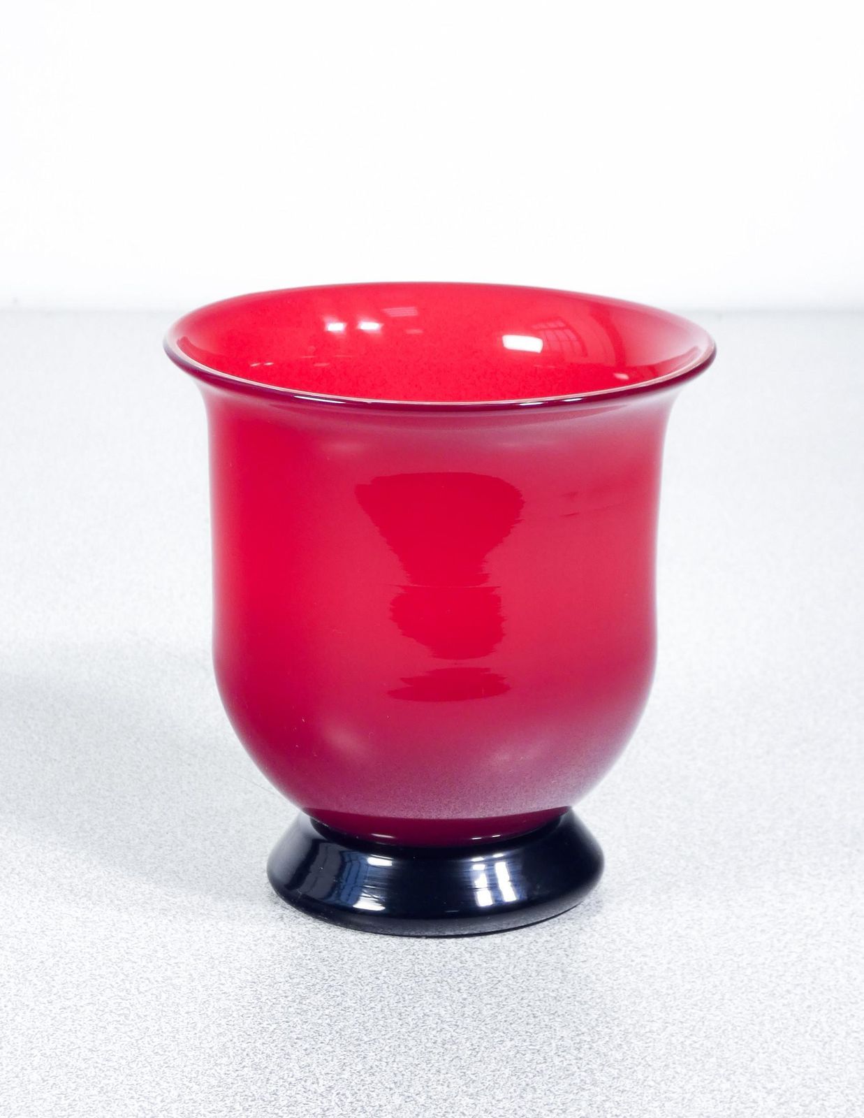 Vaso, Coppa In Vetro Soffiato Opalino Venini, Versione Rossa. Italia, 2005 photo for sale