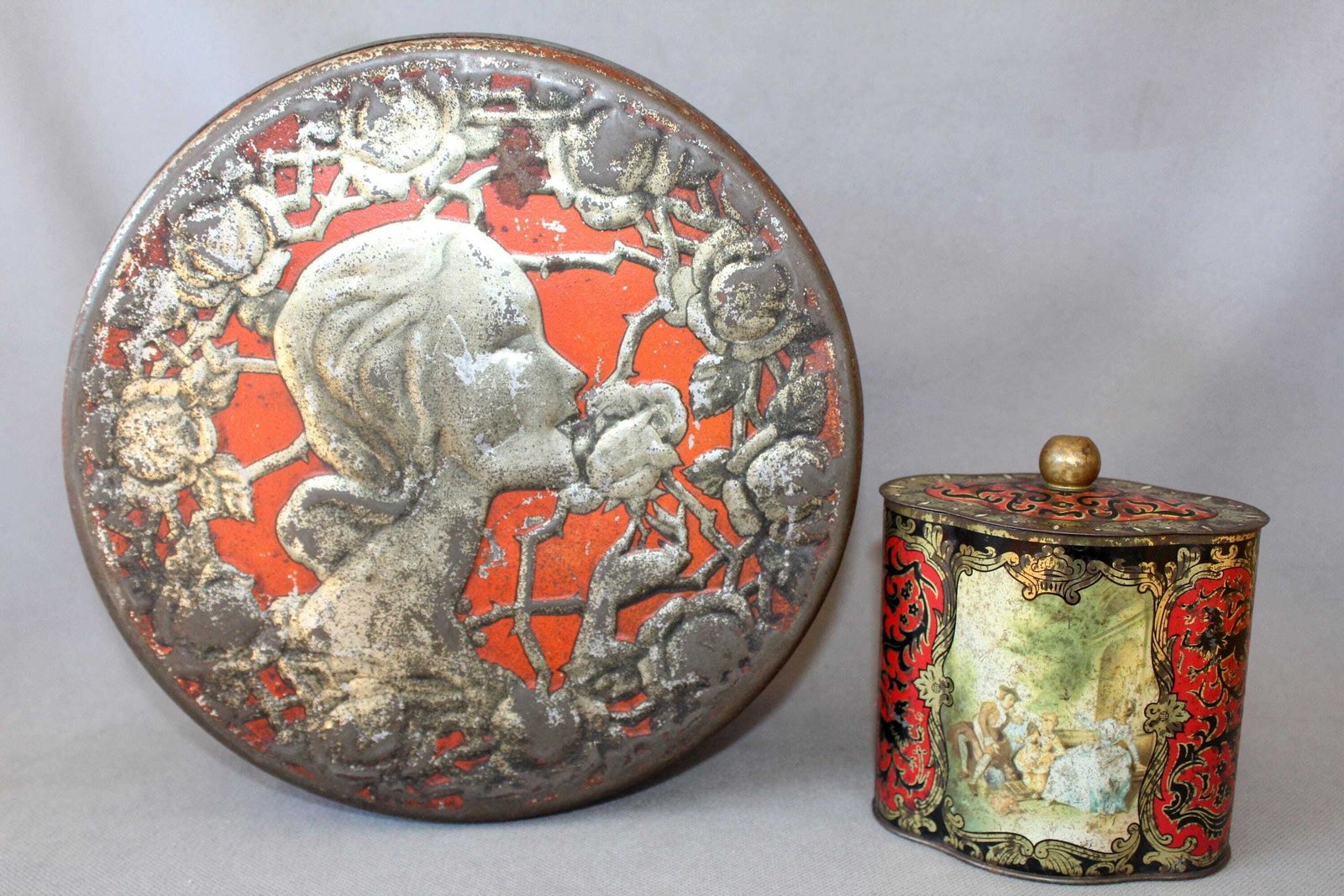 Twee Verzamelbare Blikken Dozen – één Grote Ronde Art Nouveau Antieke Doos Uit België, Vintage Western Germany, Rood, Reliëf photo furniture