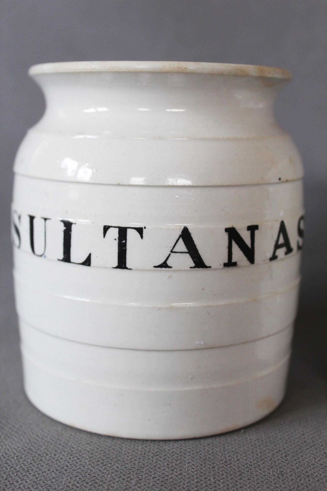 Lot de 2 pots de conservation d'époque édouardiens en ironstone blanc à filets, Baking Powder et Sultanas, George Jones And Sons Staffordshire, Angleterre photo for sale