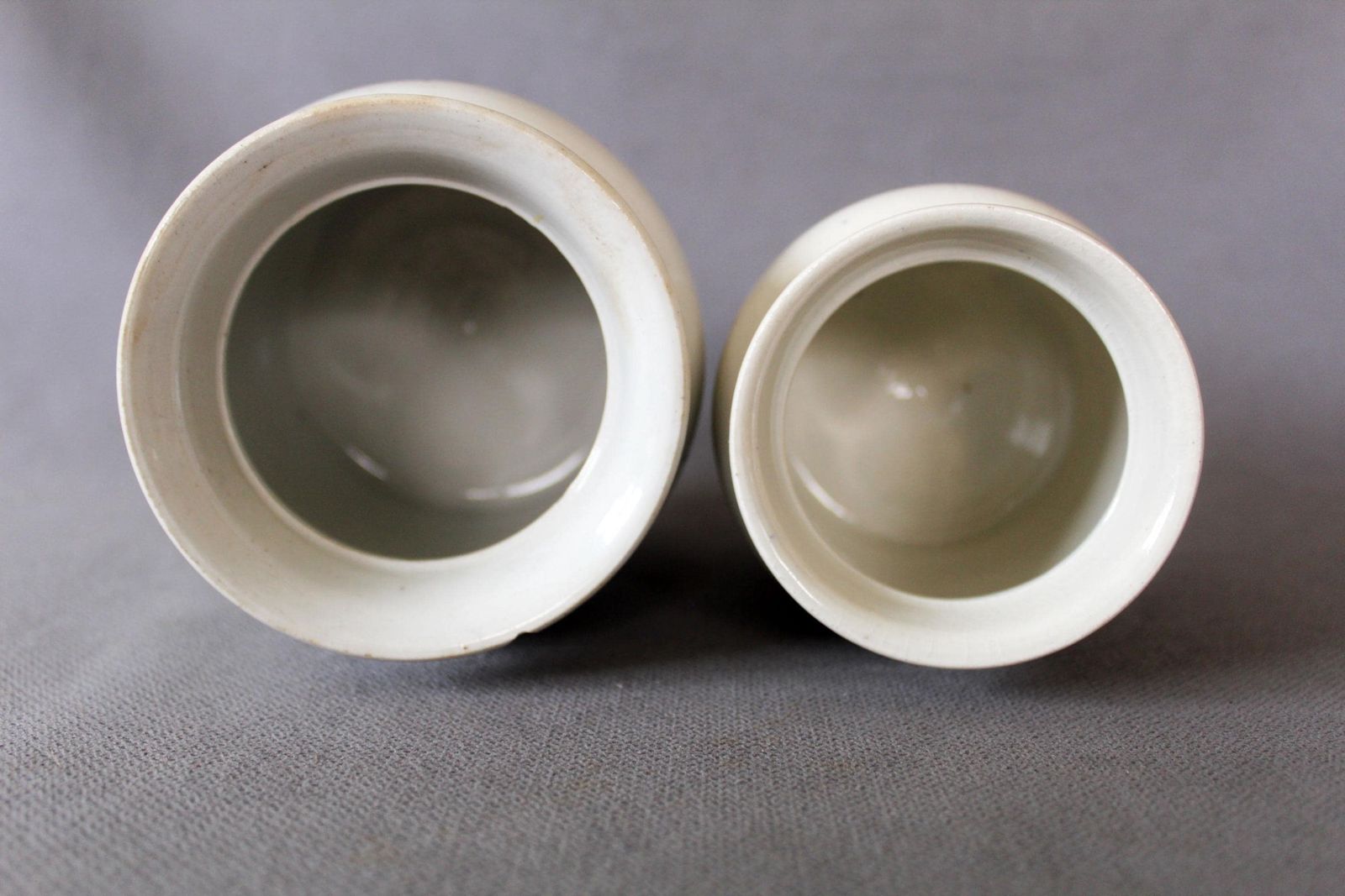 photo vinterior Set Of 2 Antique England Edwardian Banded White Ironstone Ceramic Storage Jars, Baking Powder, Sultanas George Jones And Sons Staffordshire