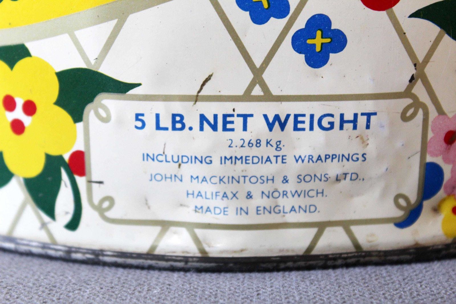 Décoration Boîte ronde en métal vintage Mackintosh Golden Toffee Wafers, années 1960, 5 lb, motif Flower Power mid-century, jaune vif, Angleterre photo