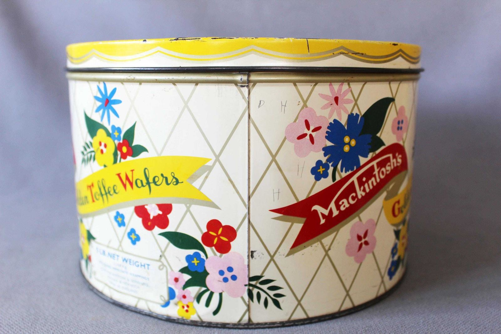 78.0 Boîte ronde en métal vintage Mackintosh Golden Toffee Wafers, années 1960, 5 lb, motif Flower Power mid-century, jaune vif, Angleterre photo