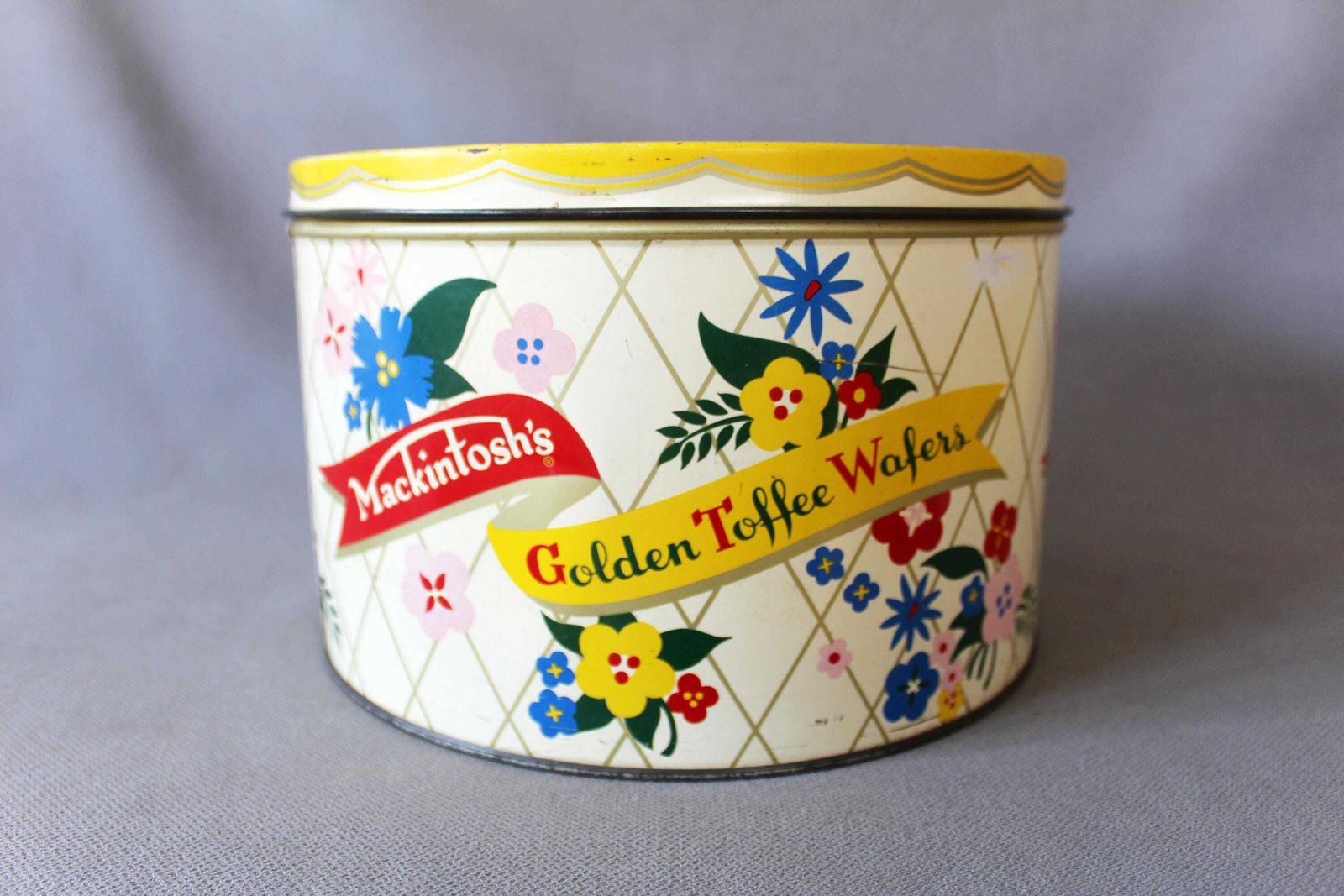 photo buy Vintage Jaren 1960 Mcm Grote Mackintosh Golden Toffee Wafers Ronde Blikken Doos, 5 Lb, Retro Mid Century Flower Power, Felgeel, Engeland