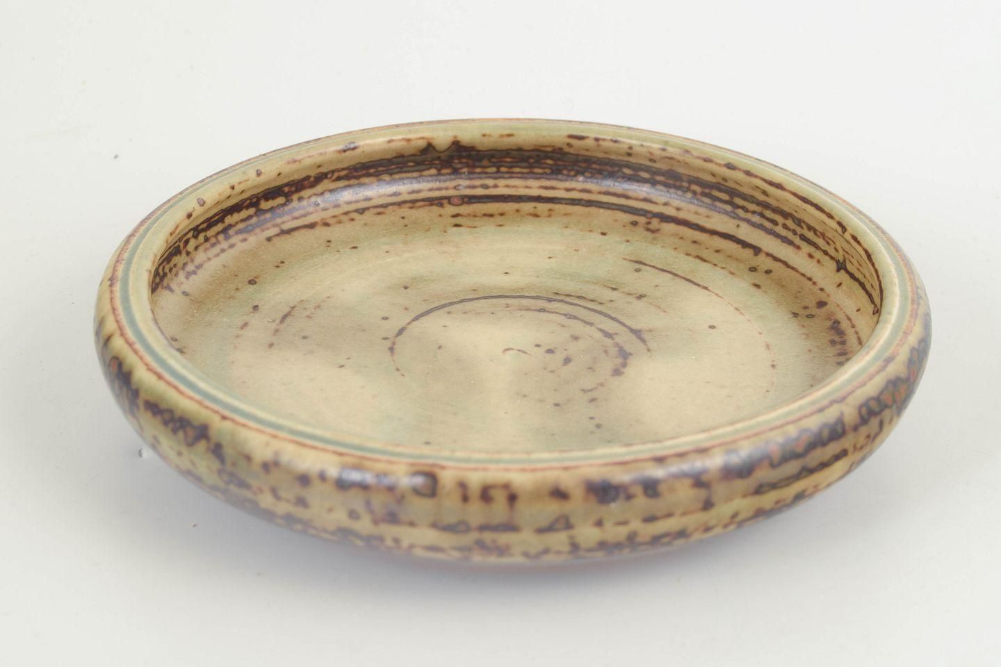Carl Halier voor Royal Copenhagen. Laag stoneware schaal met subtiel glazuur. 1965 photo furniture
