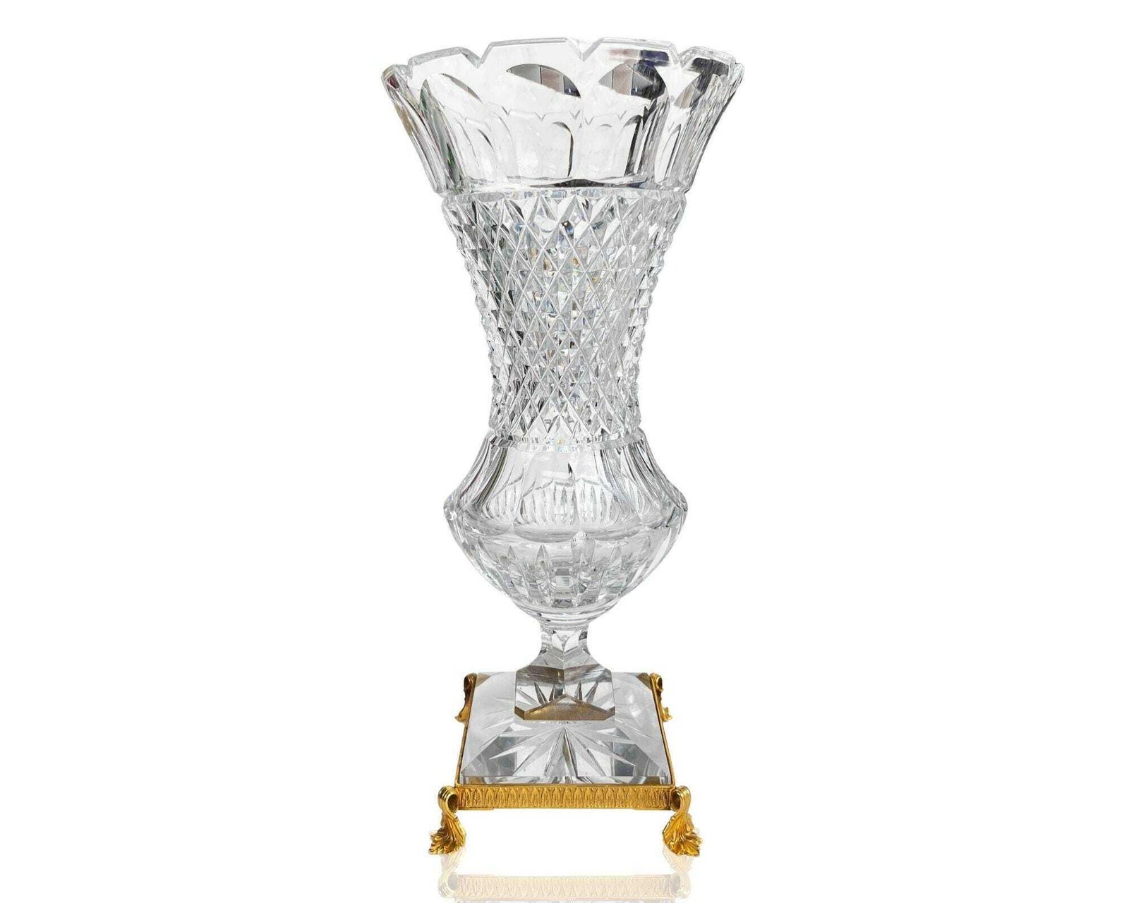 Vase en cristal taillé, de style Baccarat, sur socle monté