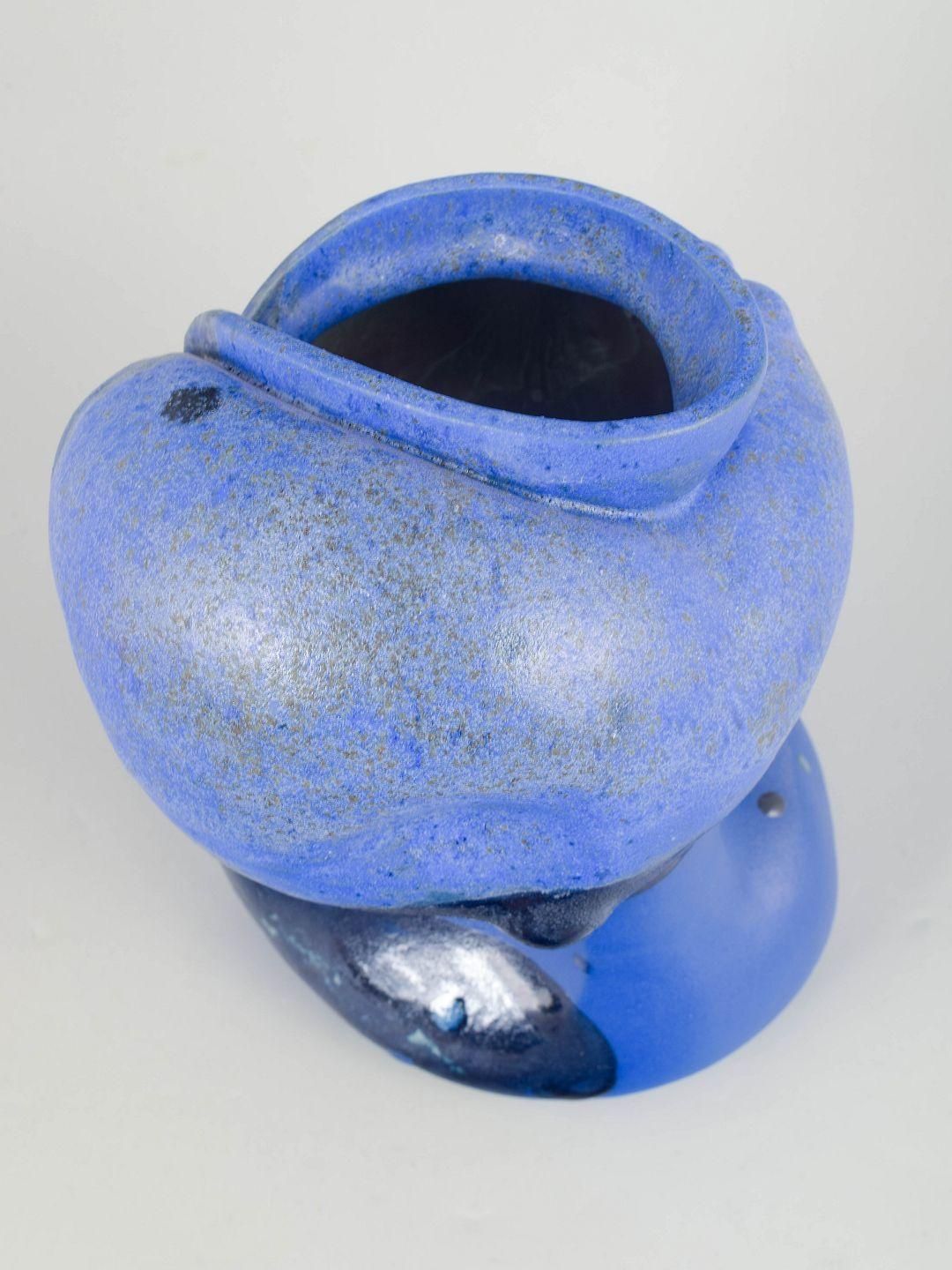 Céramique Christina Muff, artiste danoise contemporaine, en glaçure bleu roi photo for sale