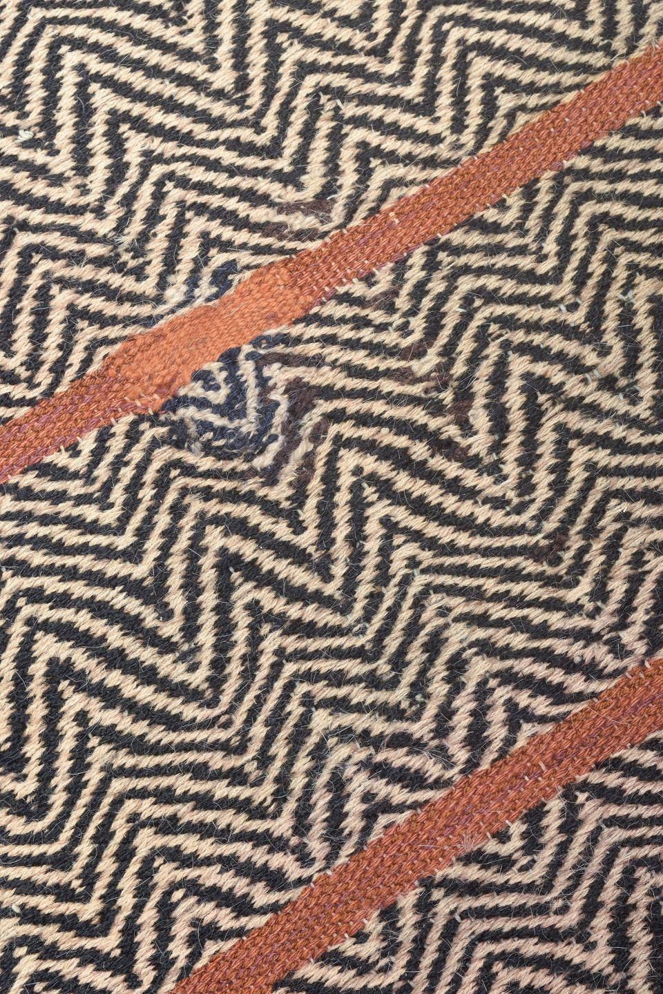 Märta Måås Fjetterström / Barbro Nilsson. Tapis en laine à motif géométrique en zigzag photo Textiles