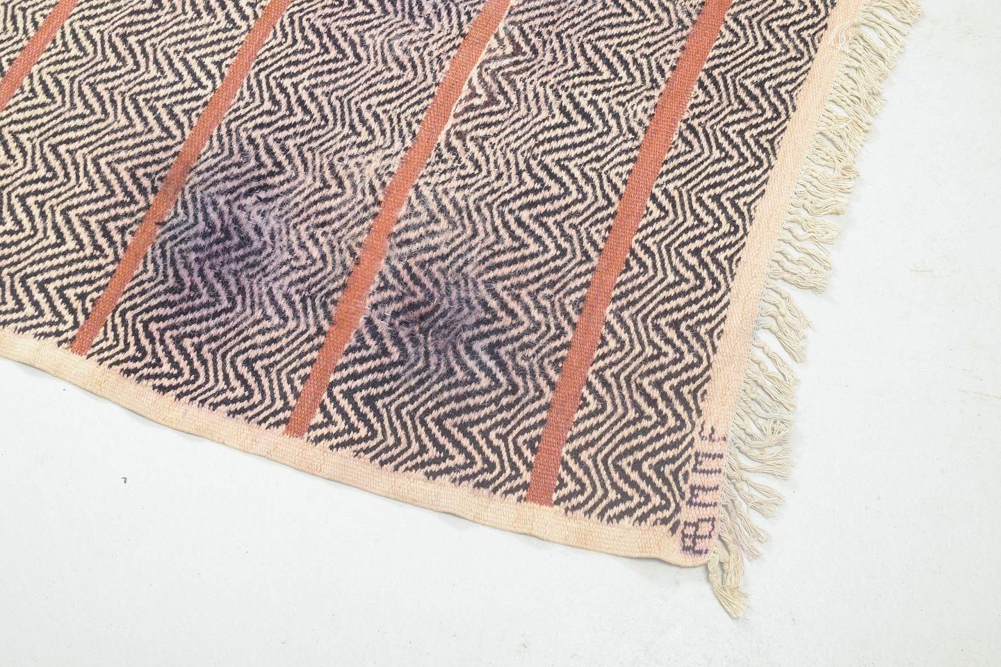 Märta Måås Fjetterström / Barbro Nilsson. Tapis en laine à motif géométrique en zigzag photo vinterior