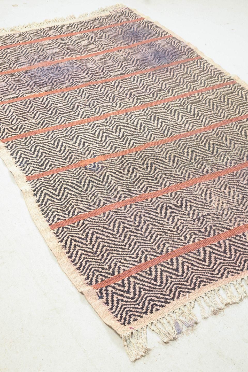photo furniture Märta Måås Fjetterström / Barbro Nilsson. Tapis en laine à motif géométrique en zigzag
