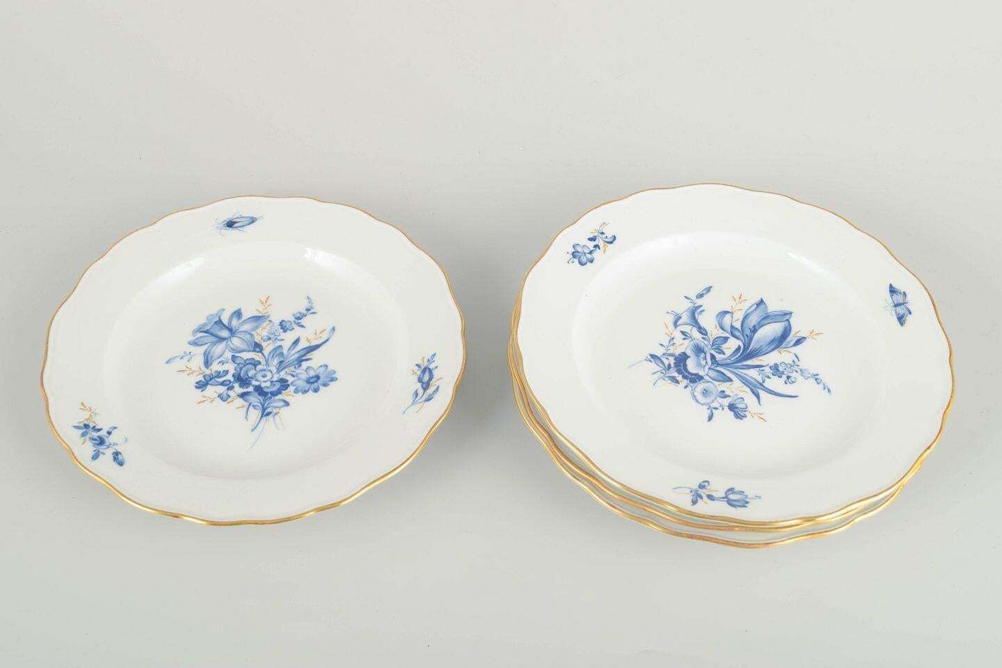 Meissen. Allemagne. Lot de 4 assiettes à déjeuner en porcelaine à motifs floraux bleus. photo furniture