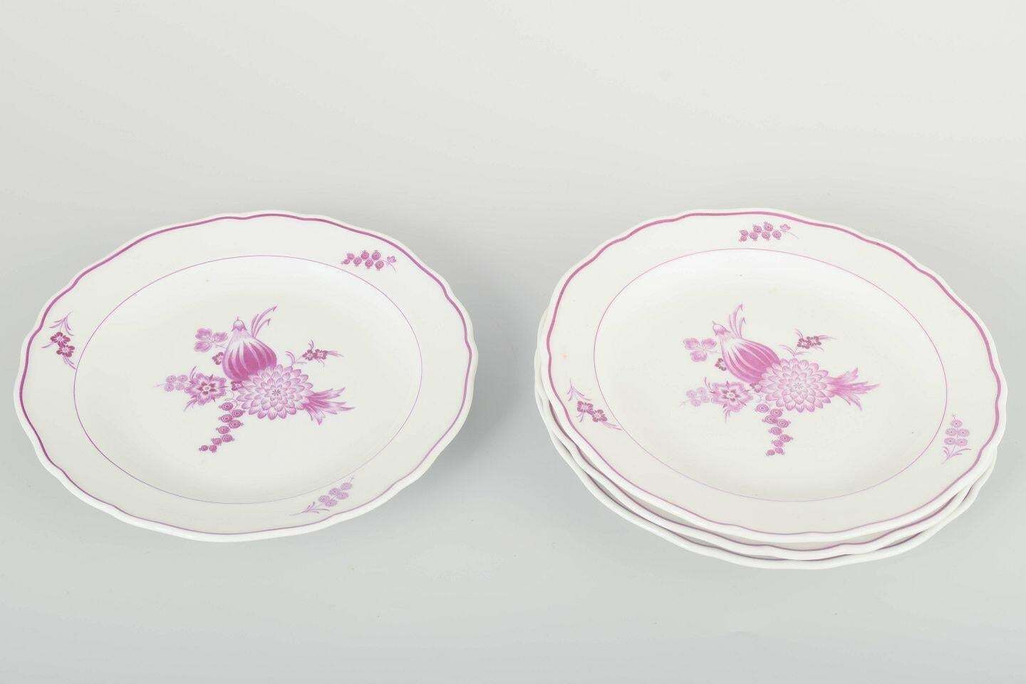 Meissen, Allemagne. Service de quatre assiettes à déjeuner en porcelaine à motif floral lilas. photo furniture