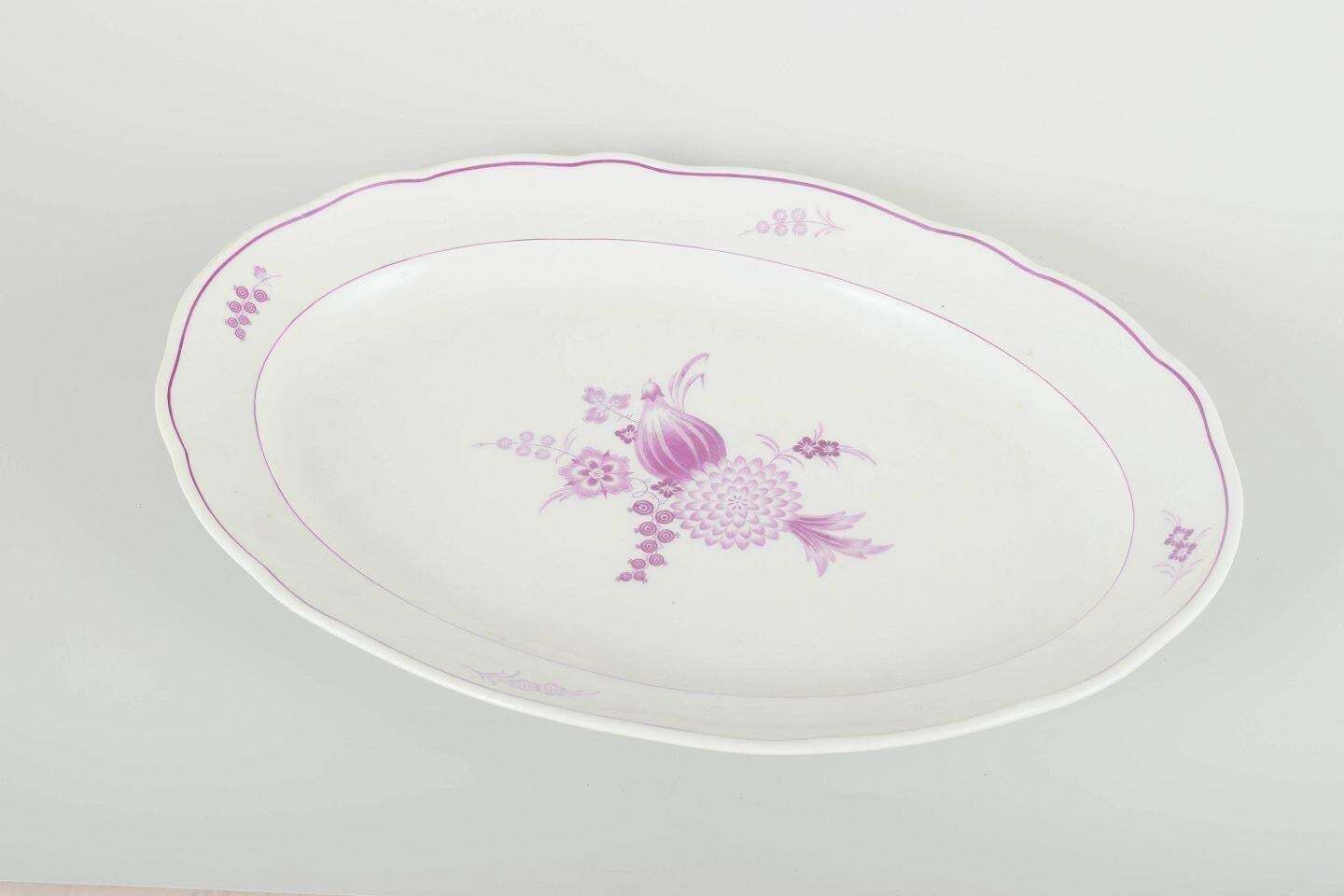 Meissen, Allemagne. Grand plat de service ovale en porcelaine à motif floral lilas. photo furniture