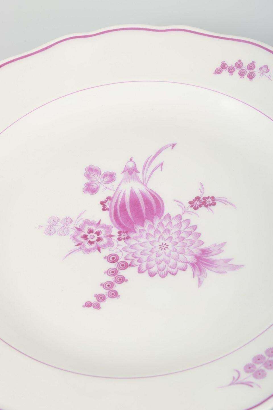 Meissen, Allemagne. Ensemble de trois assiettes de table en porcelaine à motif floral lilas. photo for sale