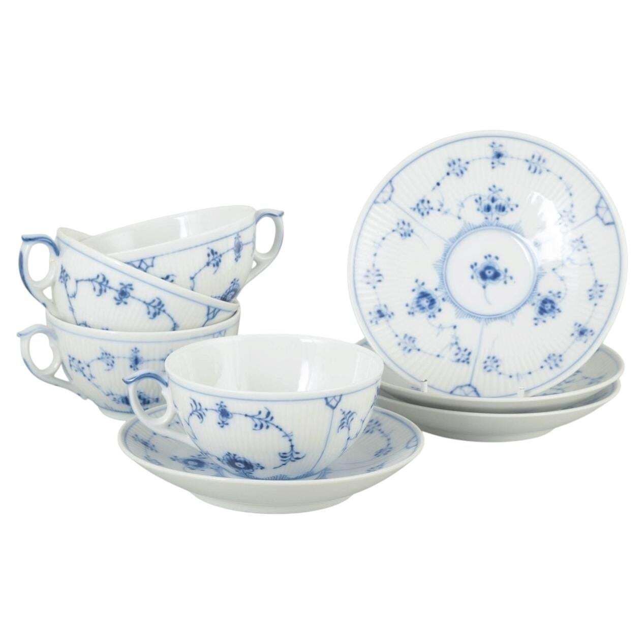 Royal Copenhagen Blue Fluted Plain. Service de quatre tasses à thé avec soucoupes assorties.