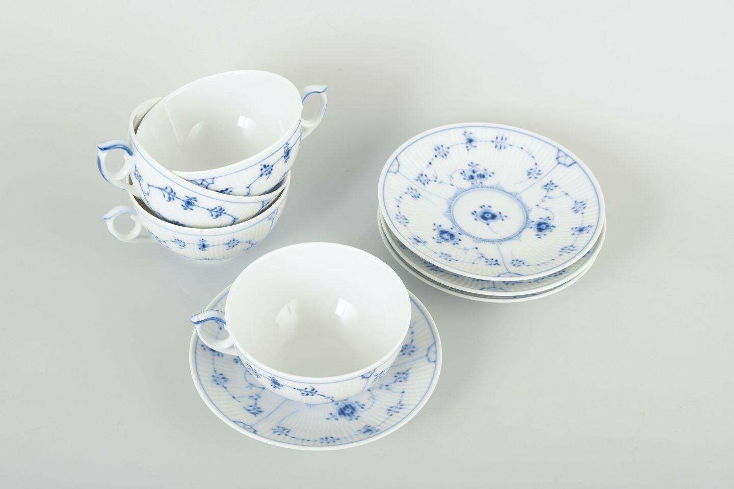 Royal Copenhagen Blue Fluted Plain. Service de quatre tasses à thé avec soucoupes assorties. photo furniture