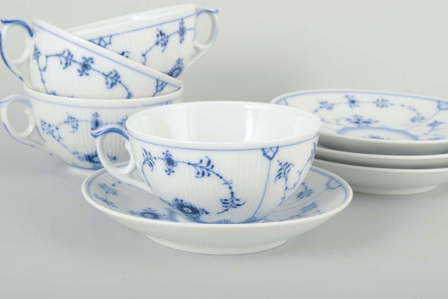 Royal Copenhagen Blue Fluted Plain. Service de quatre tasses à thé avec soucoupes assorties. photo for sale