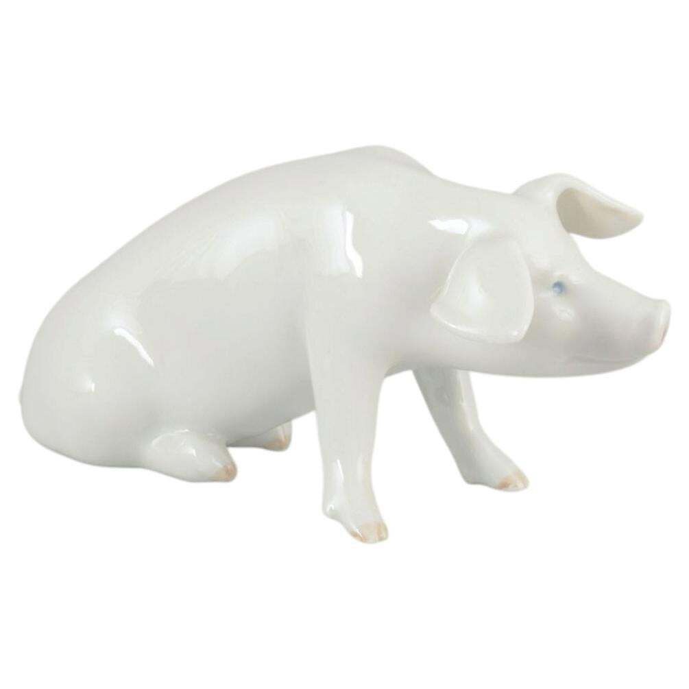 Royal Copenhagen. Figure naturaliste de cochon en porcelaine blanche émaillée. Années 1910.
