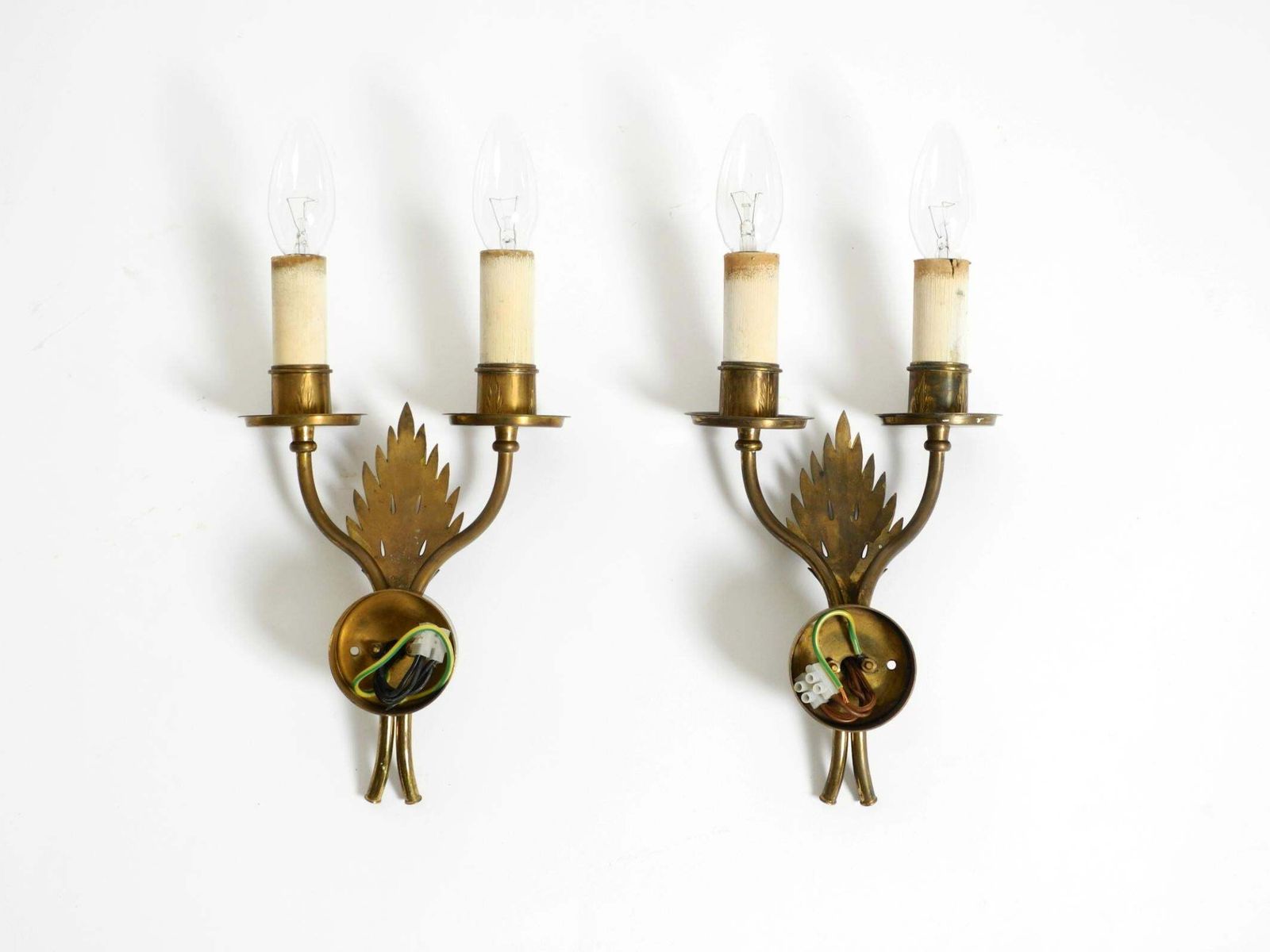 photo vintage A Pair Of Rare, Mid Century Modern Brass Wall Lamps By Vereinigte Werkstätten