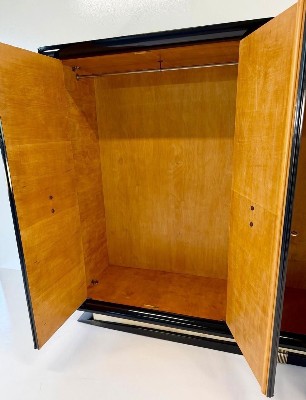 photo vintage Italian Art Deco Wardrobe Attr. To Osvaldo Borsani In Parchment, 1940s