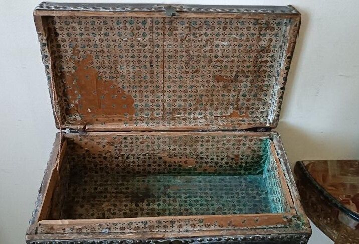A Leather Covered Chest/Trunk Adorned With Metal Inlays. 17th Century, 45 X 26 X 19 Cm. photo vinterior