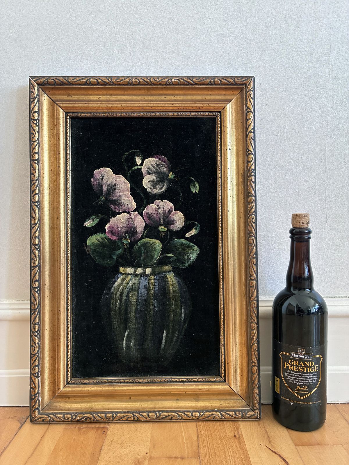 photo vintage Set vintage fluwelen bloemschilderijen, twee stillevens met bloemen