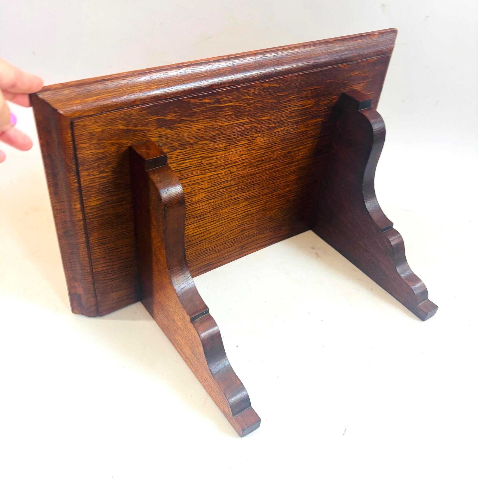 photo furniture Étagère d'horloge d'époque en chêne massif, applique murale Arts & Crafts, vers 1900
