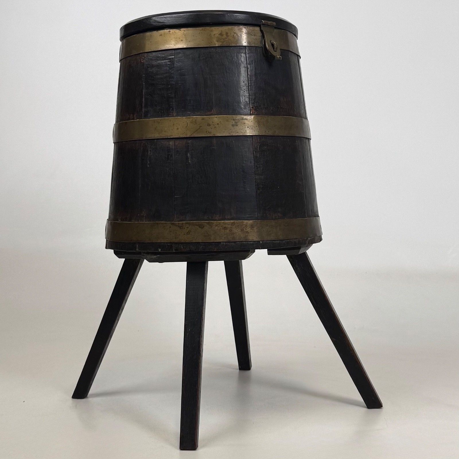 photo furniture Antique 20th Century Unique Brass Bound Storage Barrel In Oak ( Af 5543 )