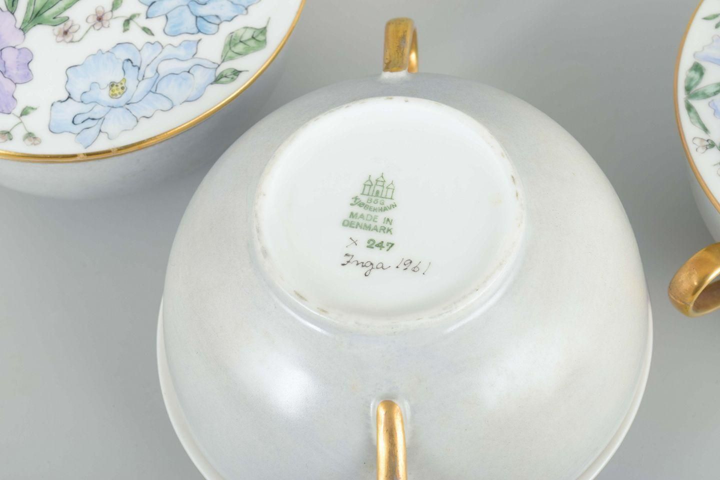 Bing & Grøndahl. 3 tasses à bouillon en porcelaine avec couvercles. Motifs floraux. photo Décoration