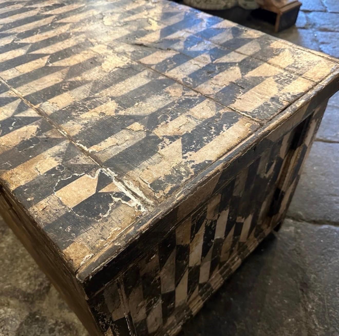 photo vintage Late 19th Century Black And White Lacquered Wood Florentine Blanket Chest