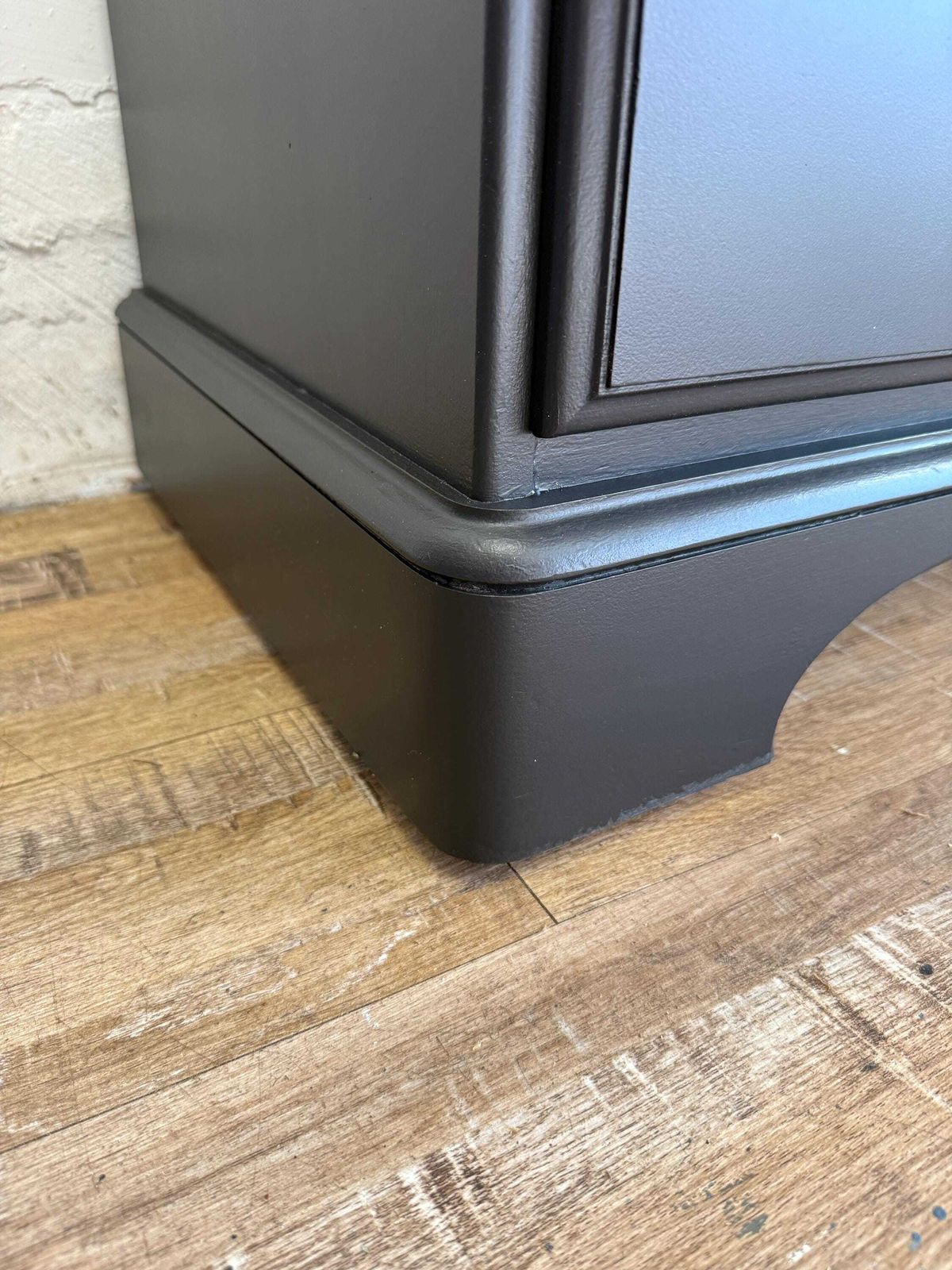 photo vintage Ducal Pine Chest Of Drawers – Painted In Onyx By Benjamin Moore – Solid Wood