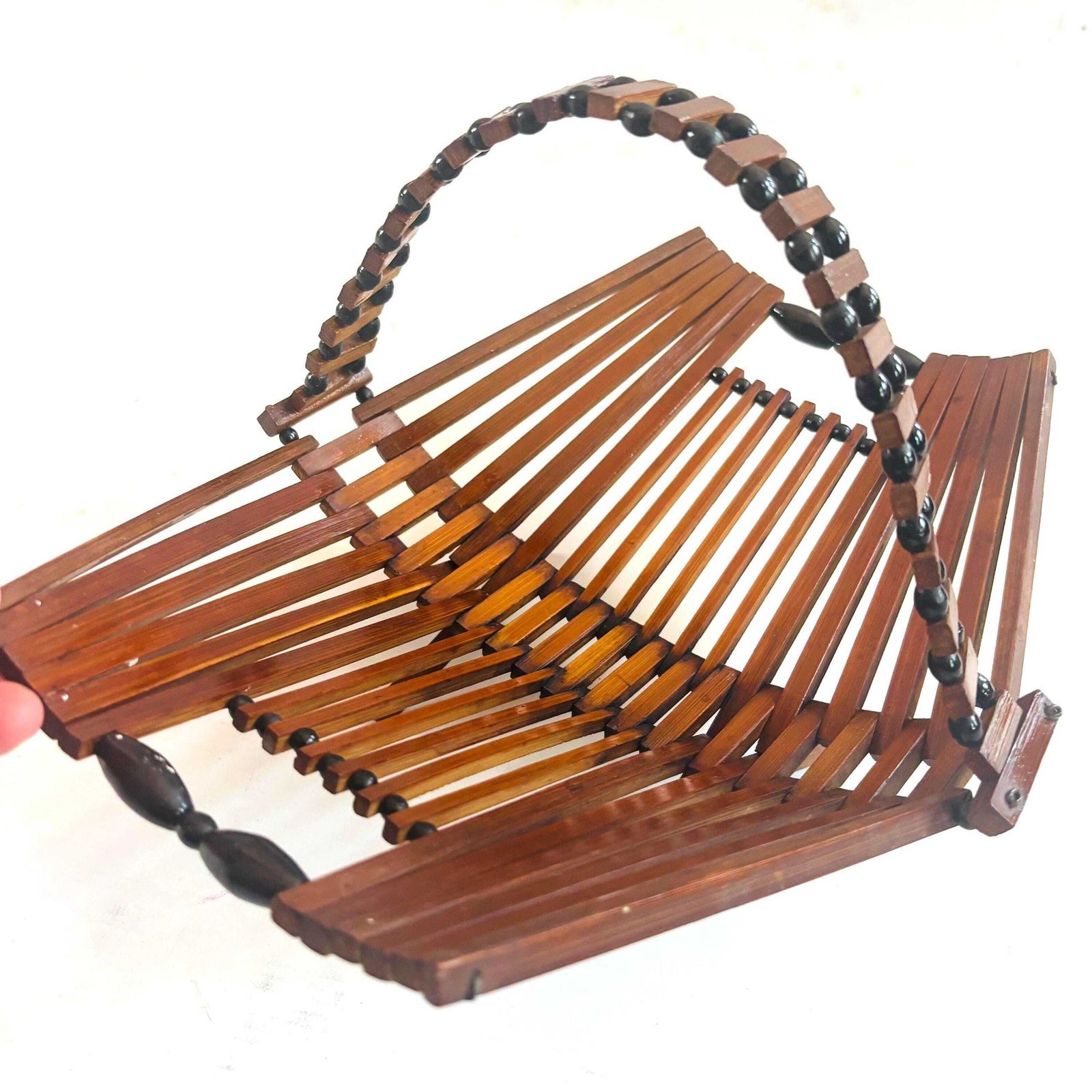 Panier pliant mid-century scandinave en bois et perles, organiseur laine et bibelots photo vinterior