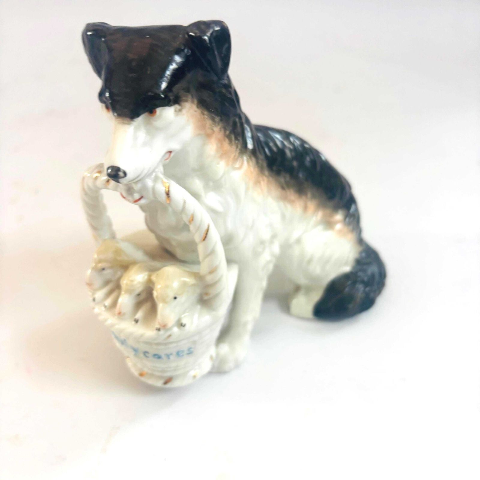 Figurine en porcelaine de style Staffordshire, chien de berger et agneaux « Family Cares » photo 68.0