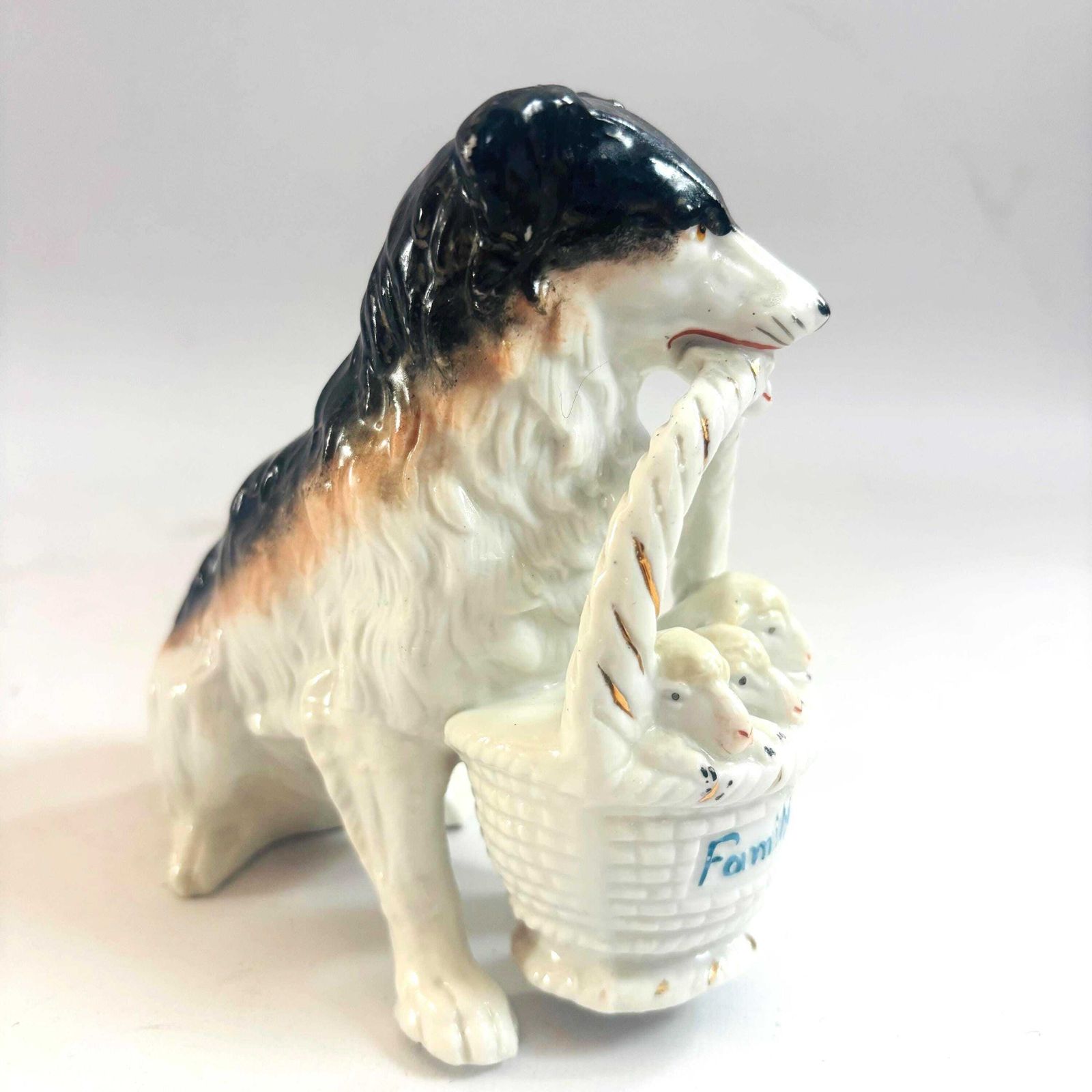 Figurine en porcelaine de style Staffordshire, chien de berger et agneaux « Family Cares » photo vinterior