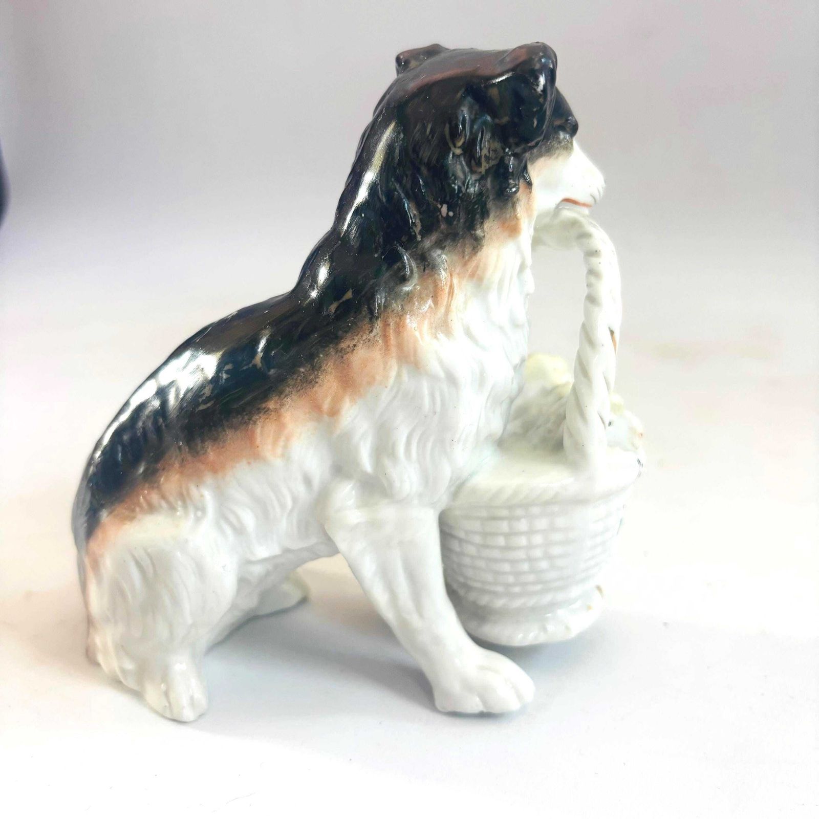 photo furniture Figurine en porcelaine de style Staffordshire, chien de berger et agneaux « Family Cares »