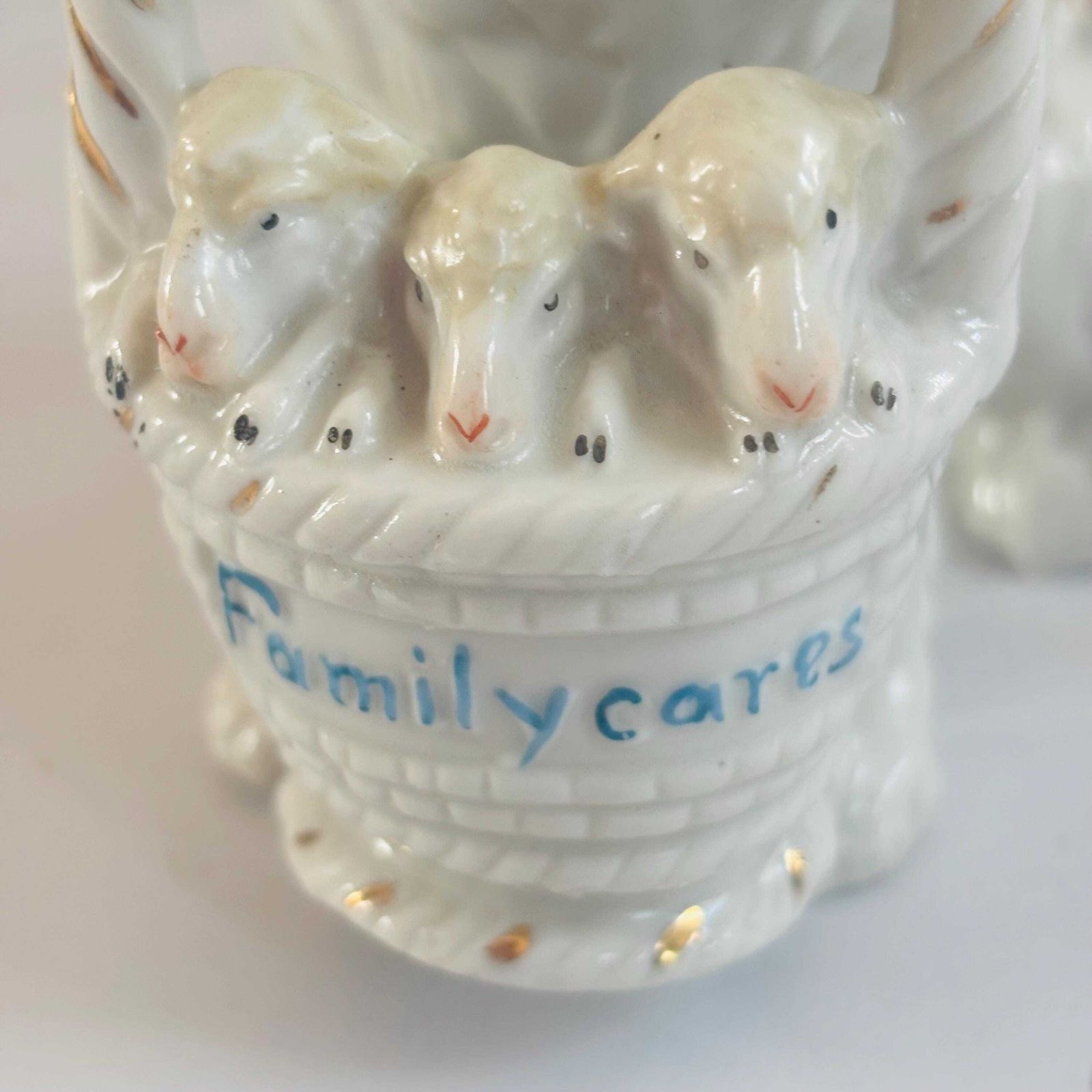 Art Figurine en porcelaine de style Staffordshire, chien de berger et agneaux « Family Cares » photo