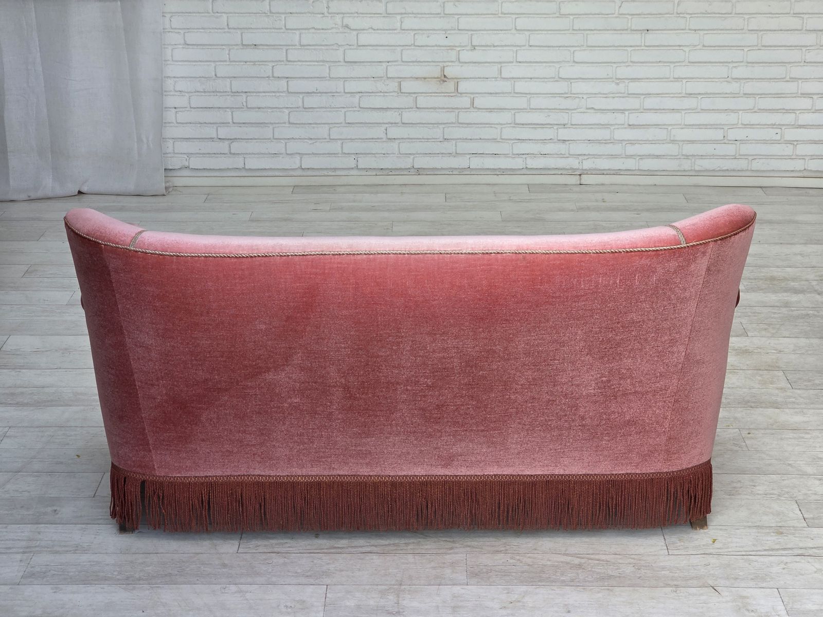 photo for sale Deens 2 Zitsbank, Jaren 1970, Zalm Roze Meubelvelours, Eikenhout.