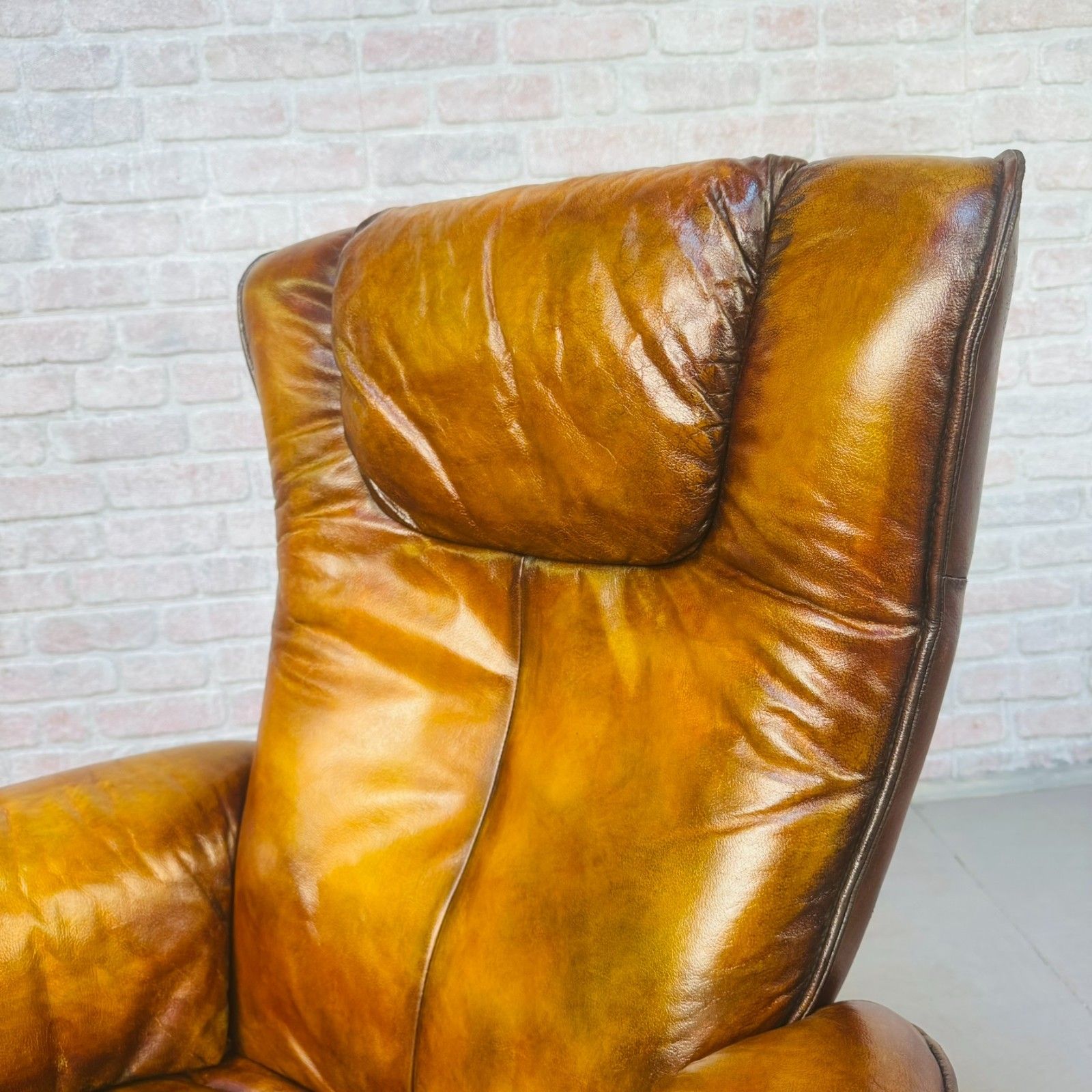 photo vinterior Vintage Danish Hort Knudsen Tan Leather Swivel Reclining Chair