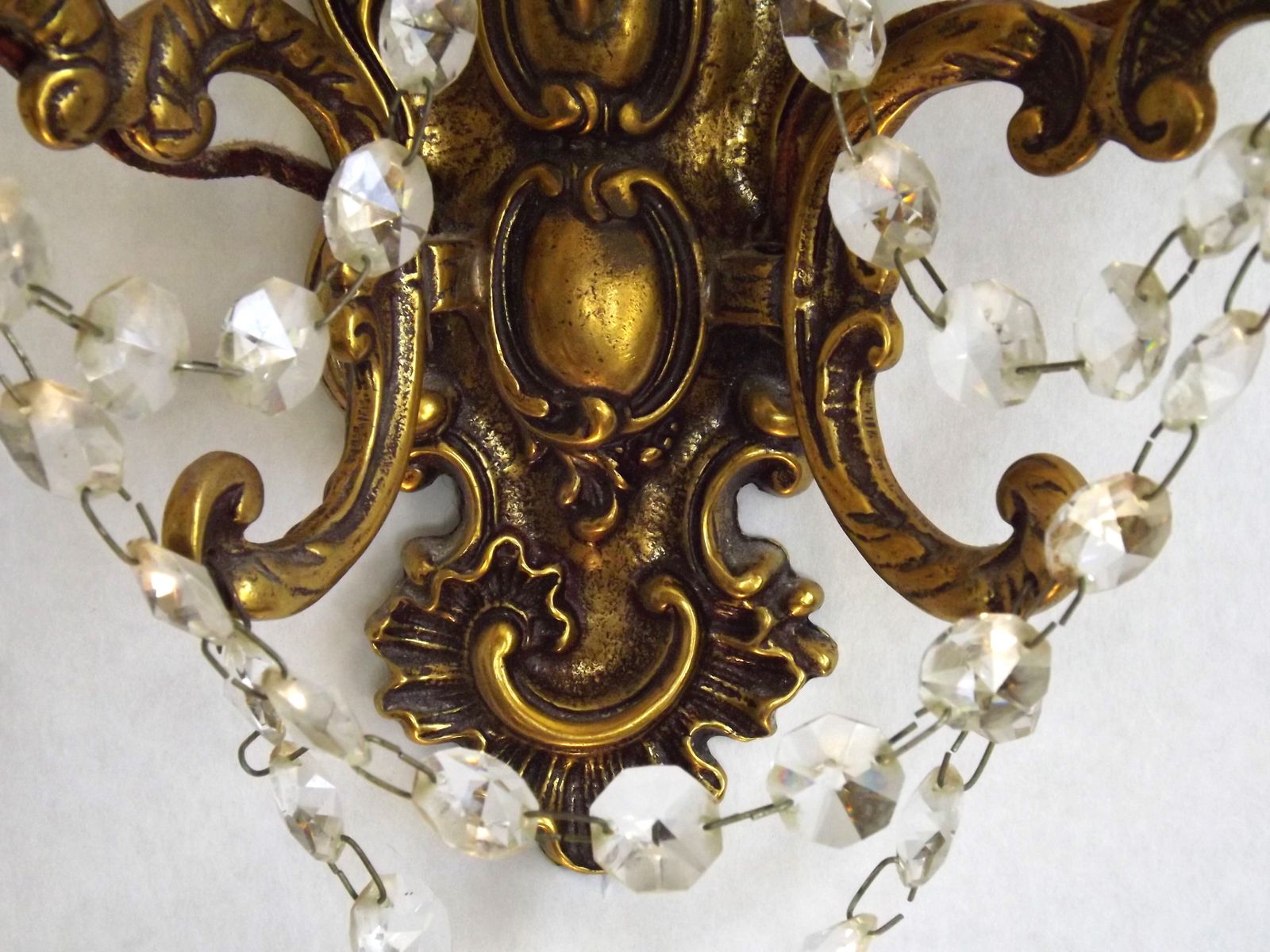Paire d'appliques murales baroques françaises doubles en bronze et cristal, guirlandes de perles de verre photo vinterior