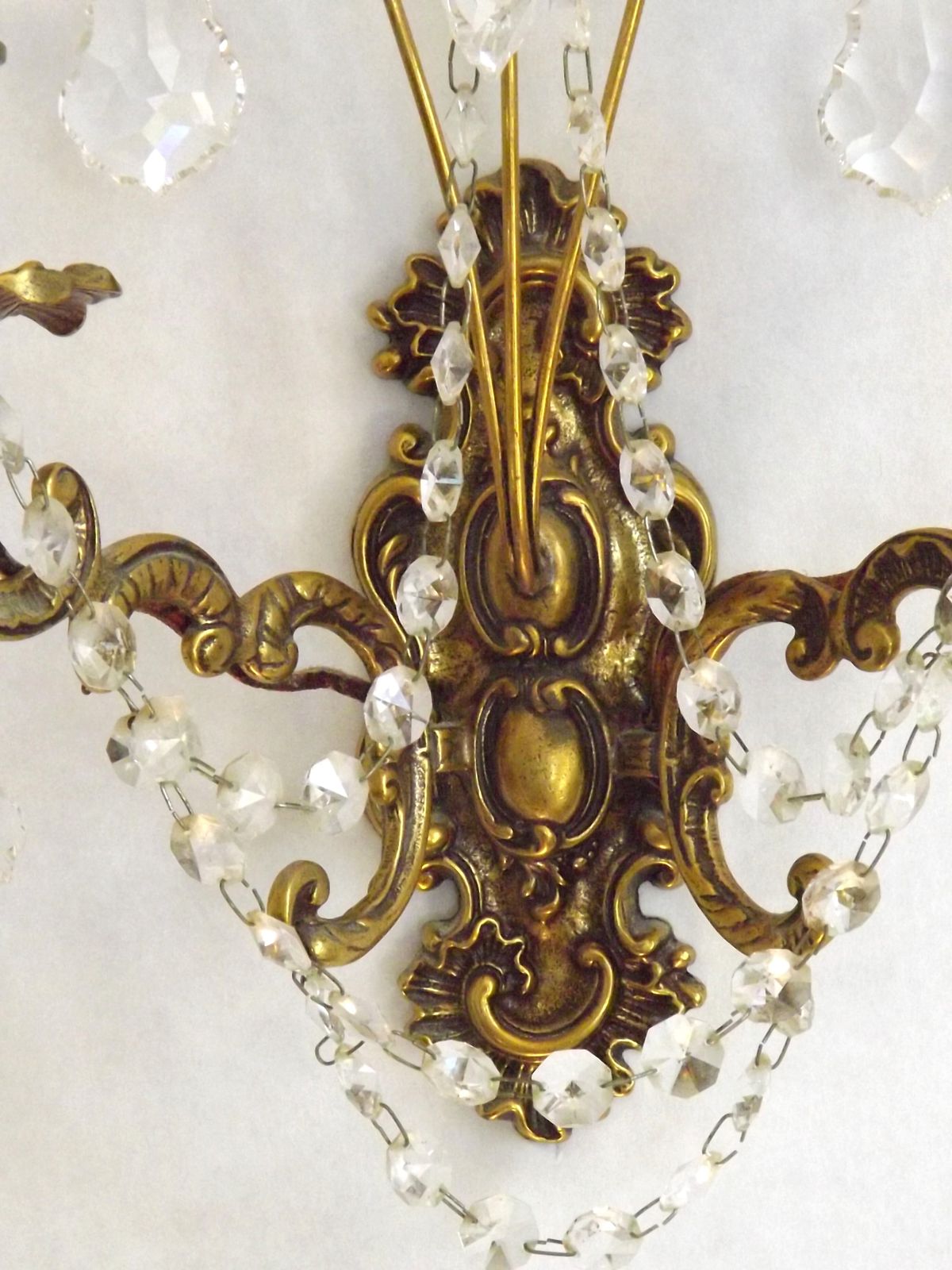 photo furniture Paire d'appliques murales baroques françaises doubles en bronze et cristal, guirlandes de perles de verre