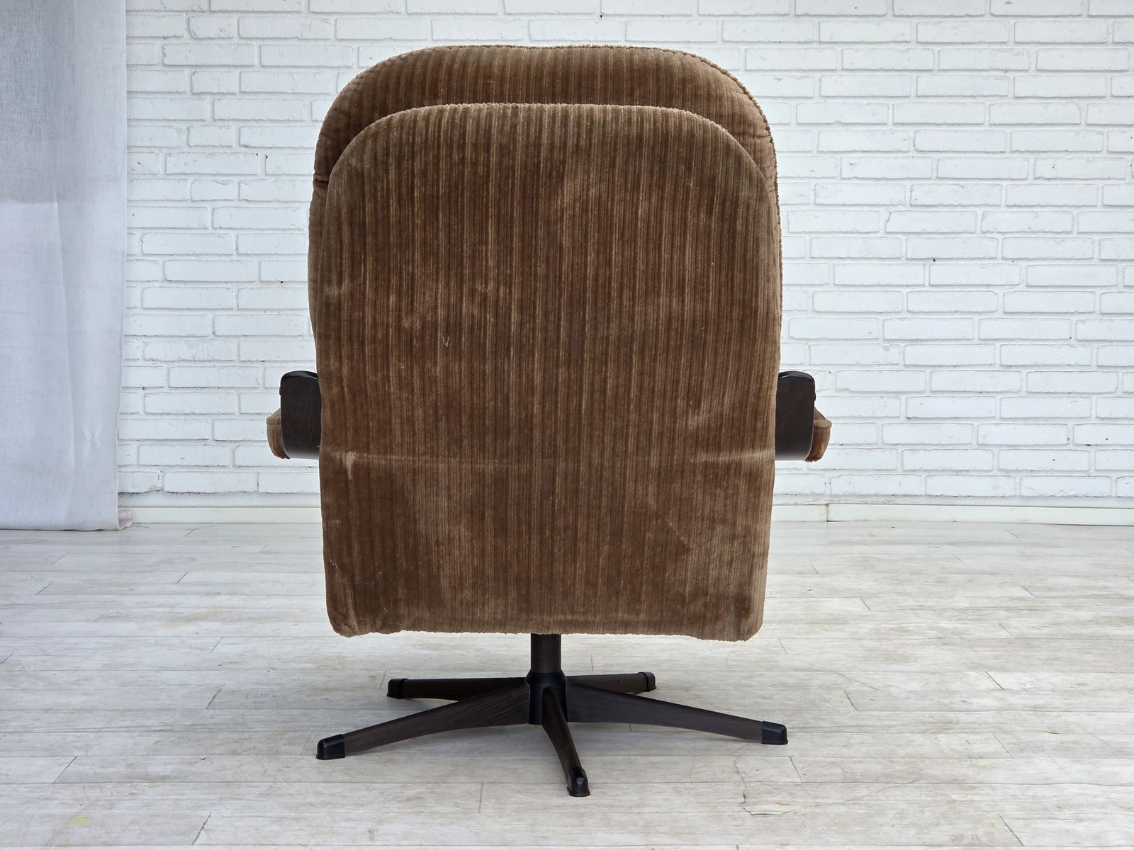 photo vinterior Deense Draaifauteuil, Ca. Jaren 1970, Bruin Meubelcord.