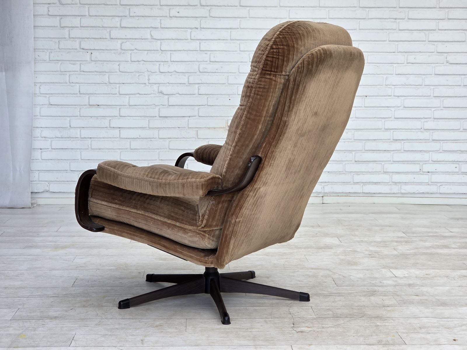 photo buy Deense Draaifauteuil, Ca. Jaren 1970, Bruin Meubelcord.