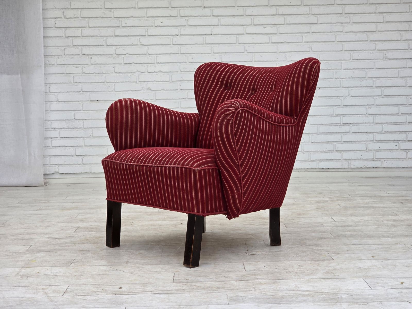 photo vinterior Ca. Jaren 1960, Deense Fauteuil, Rood Gestreept Meubelwol, Eikenhouten Poten.