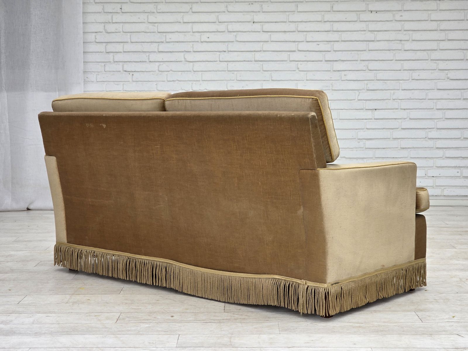 photo vinterior 1970s, Danish 2 Seater Sofa, Honey Yellow Furniture Velour.