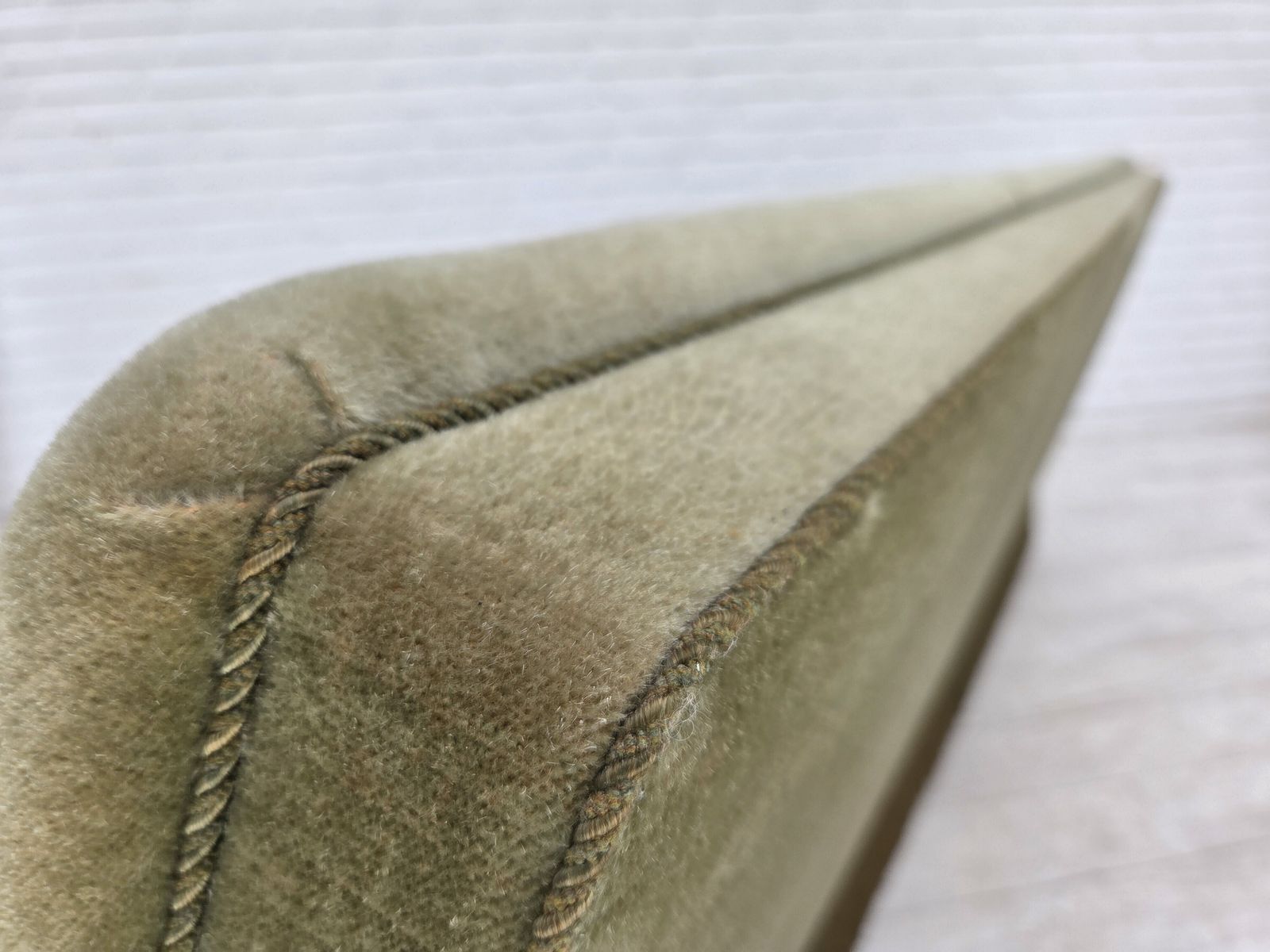 photo vinterior 1970s, Danish 3 Seater Sofa, Green Furniture Velour, Beech Wood.