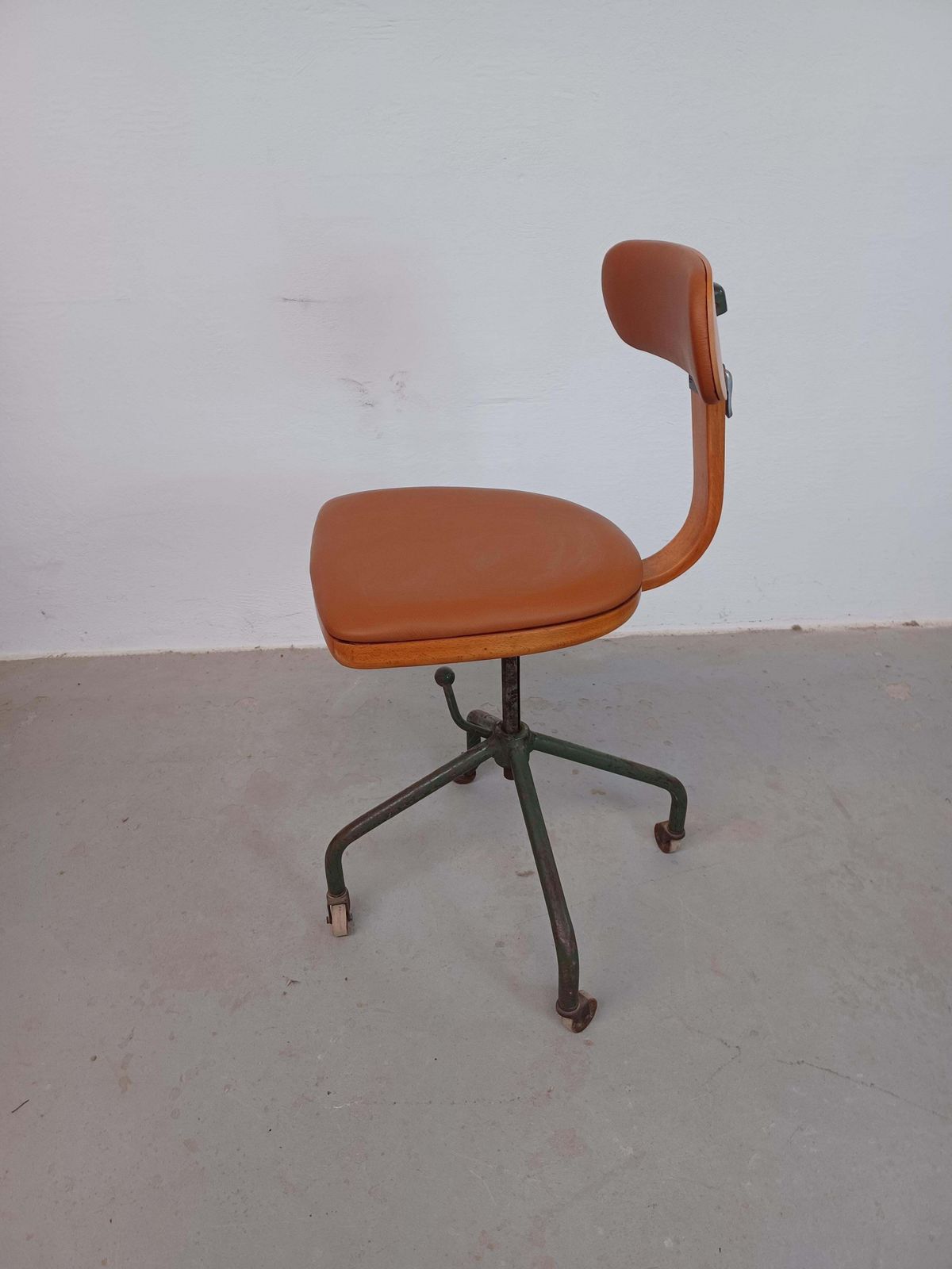Chaise de bureau / atelier Fritz Hansen restaurée, retapissée en cuir, années 1940 photo Mobilier